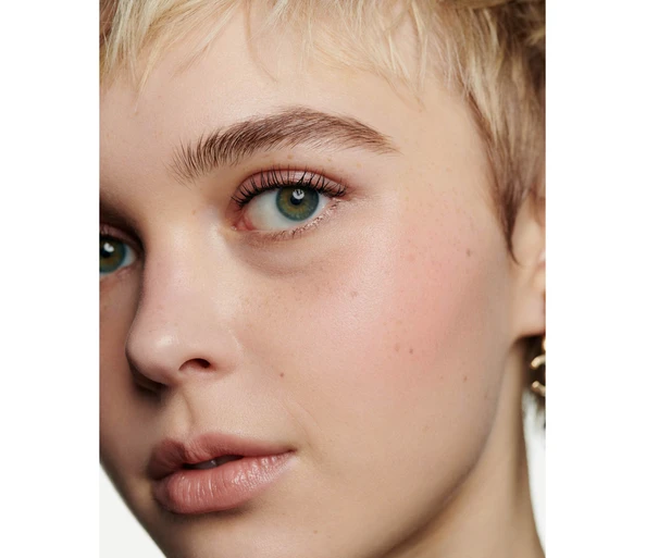 CHANEL LES BEIGES EAU DE BLUSH Eau de blush fraiche et hydratante aux microbulles de pigments. BelleLight Pink