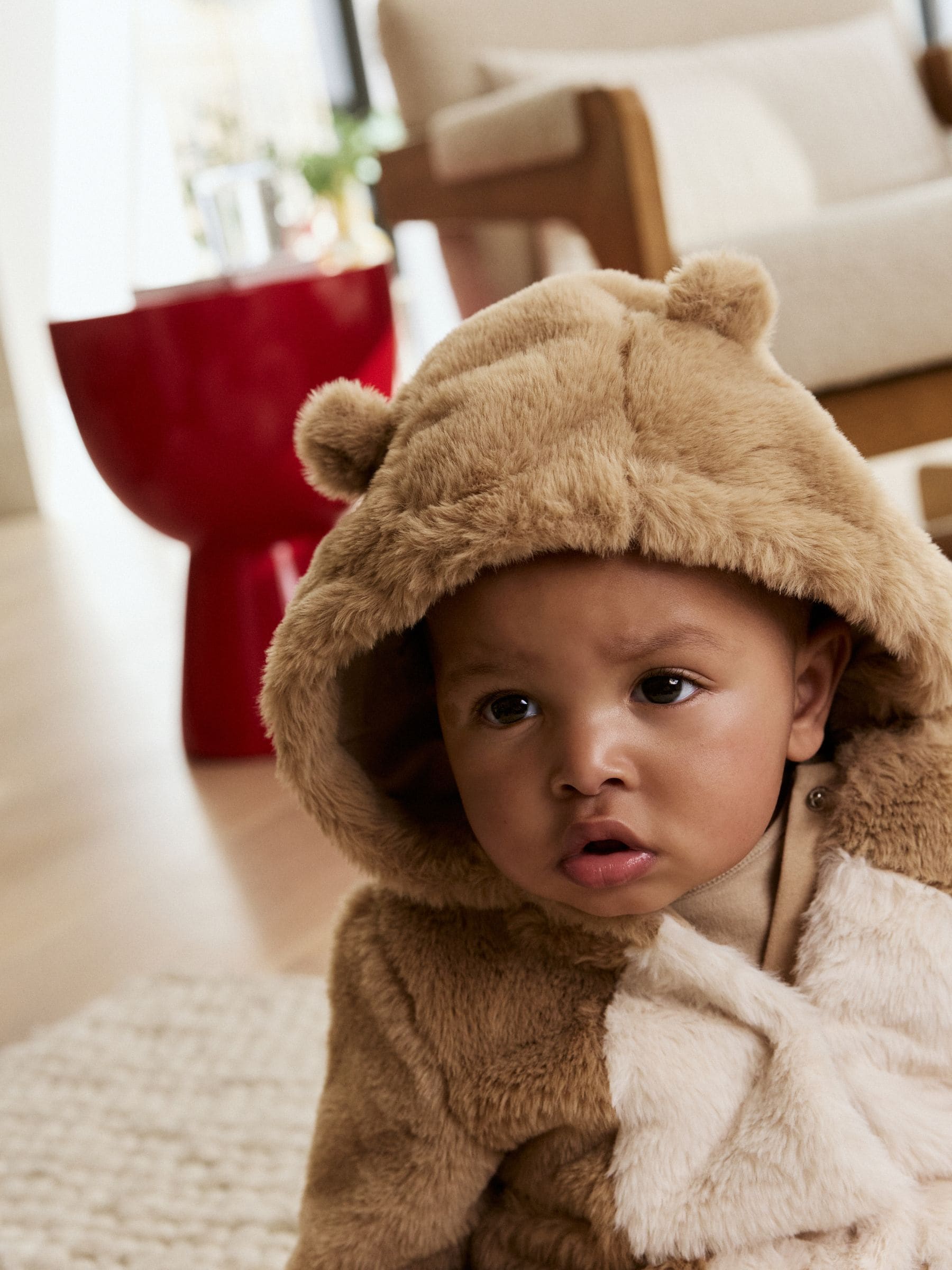 Bruin met beer - Babypakje met capuchon van imitatiebont