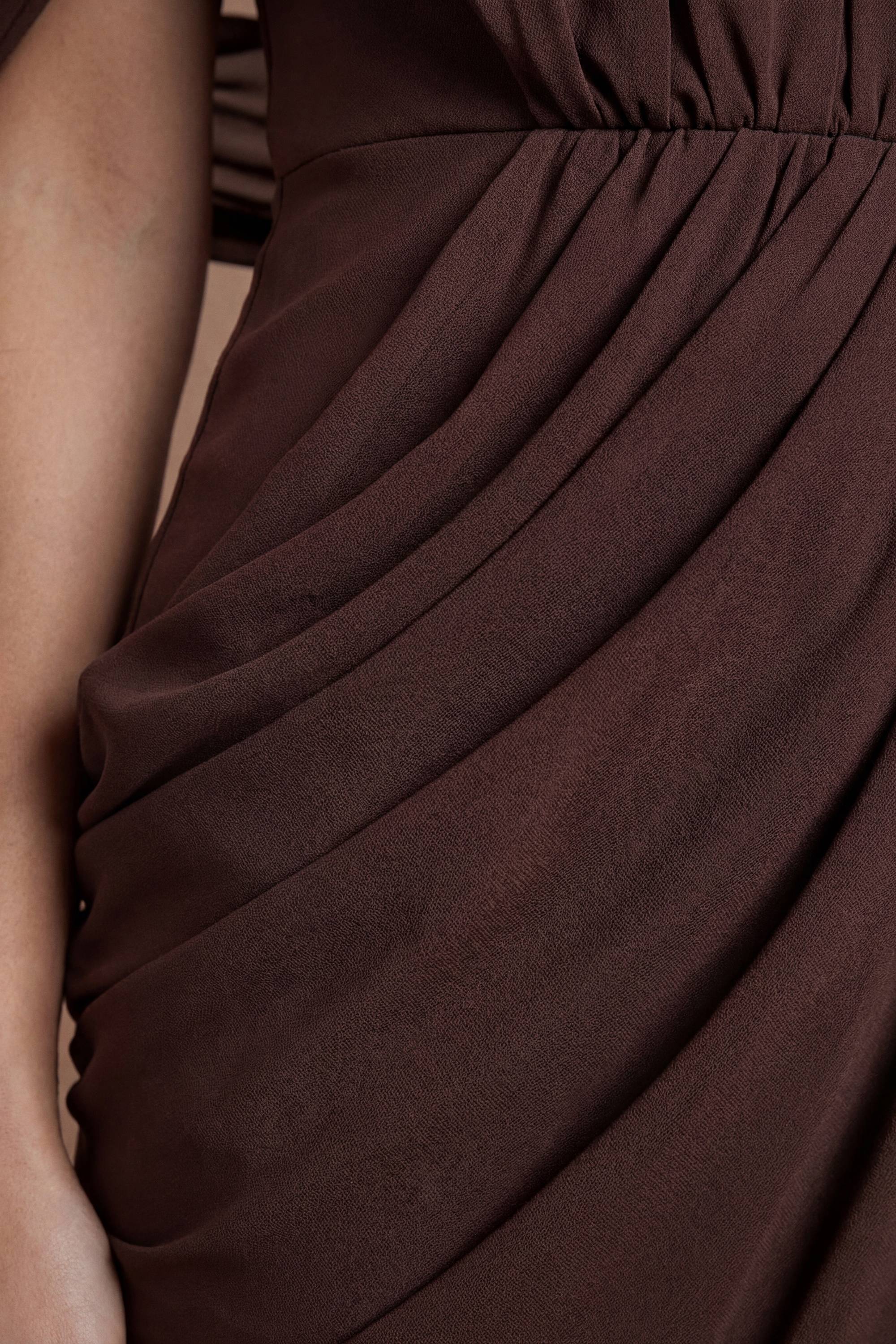 Coast Robe De Demoiselle D'honneur Contour Collective Deux-en-un Avec Dos Châle