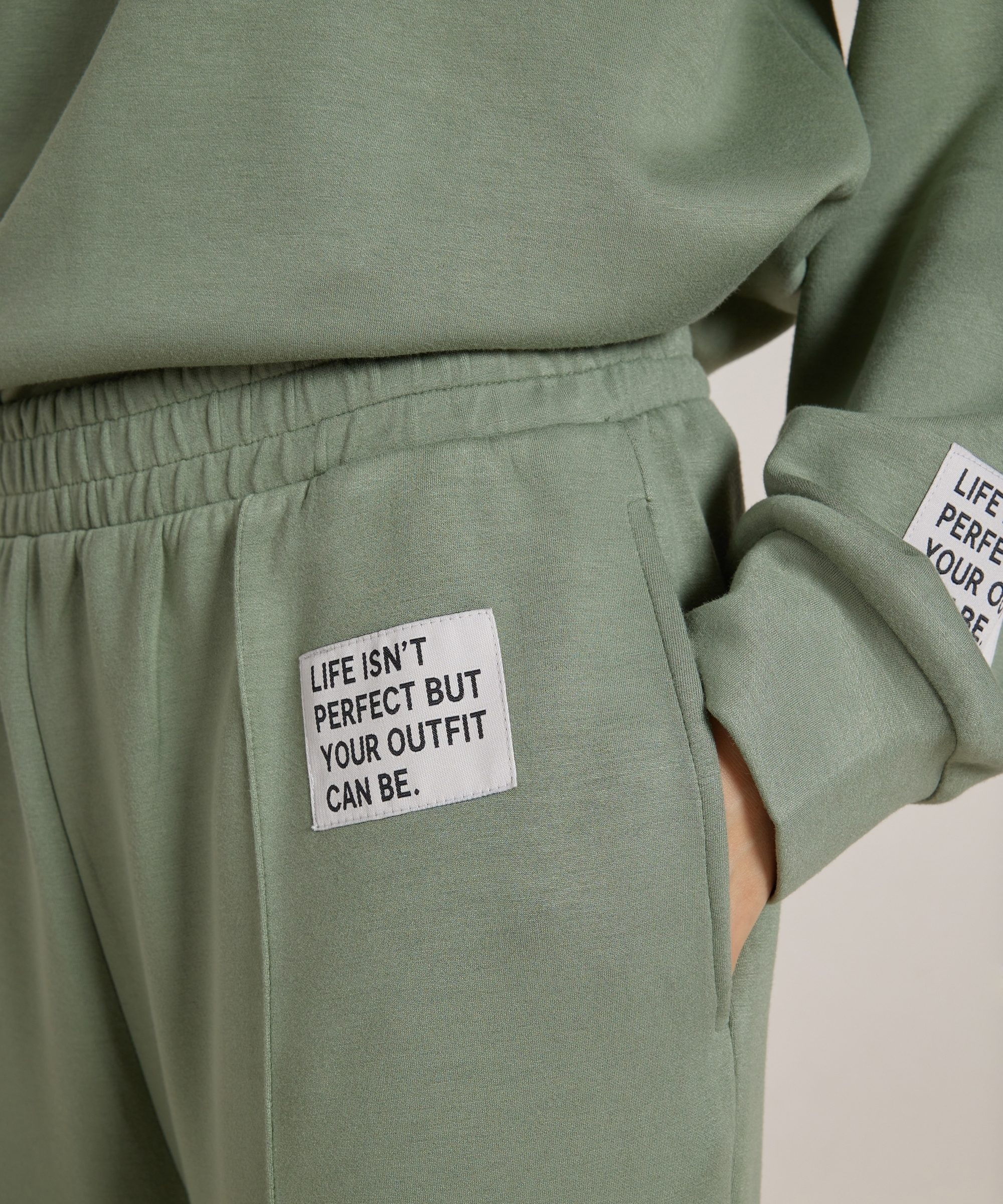 wide fit broek met label