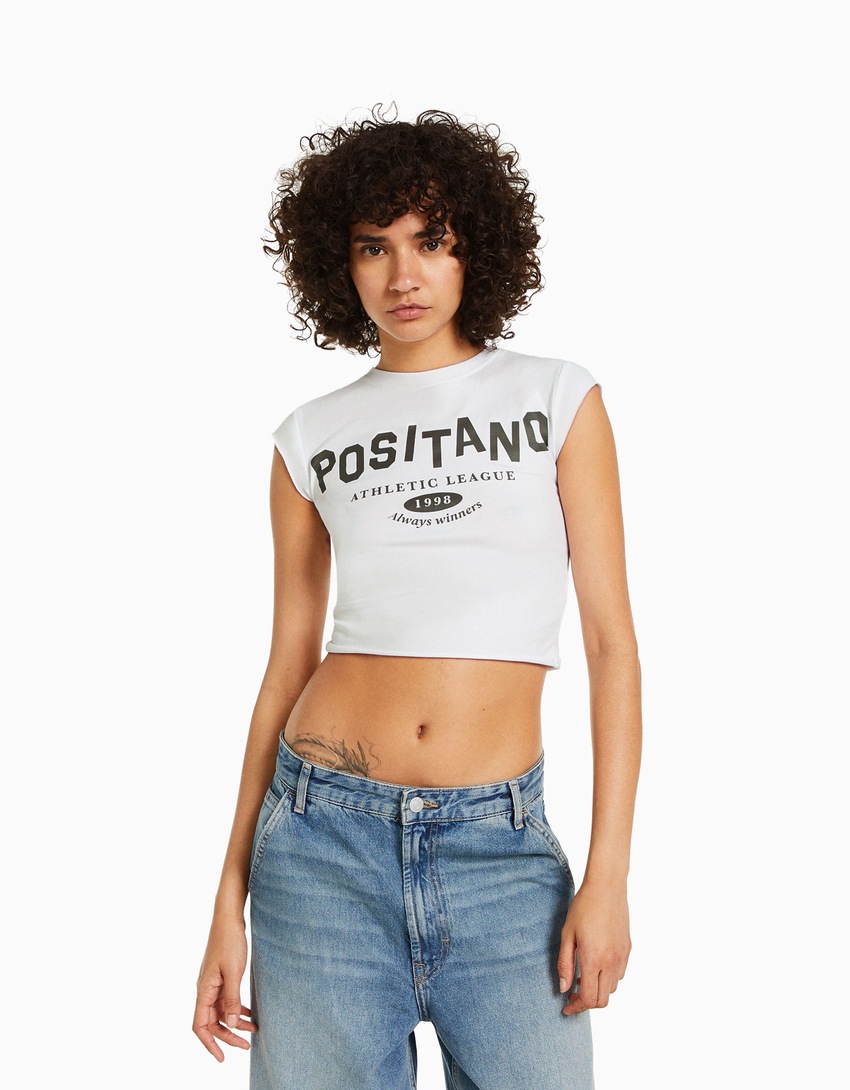 Camiseta cropped de manga curta com estampa