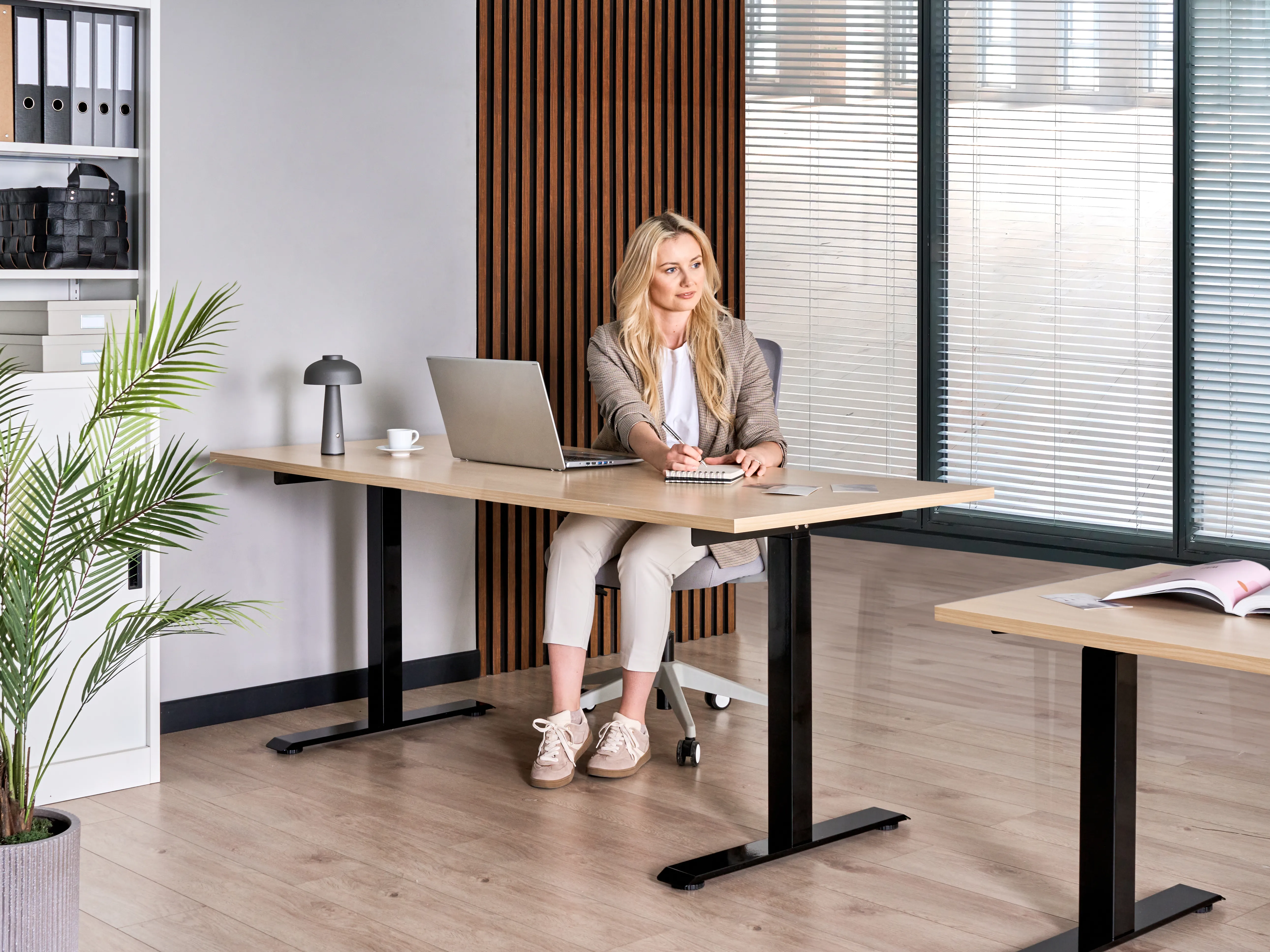 Elektrisch verstelbaar sta-bureau DESTINES Zwart/lichtbruin 180 cm 72 cm