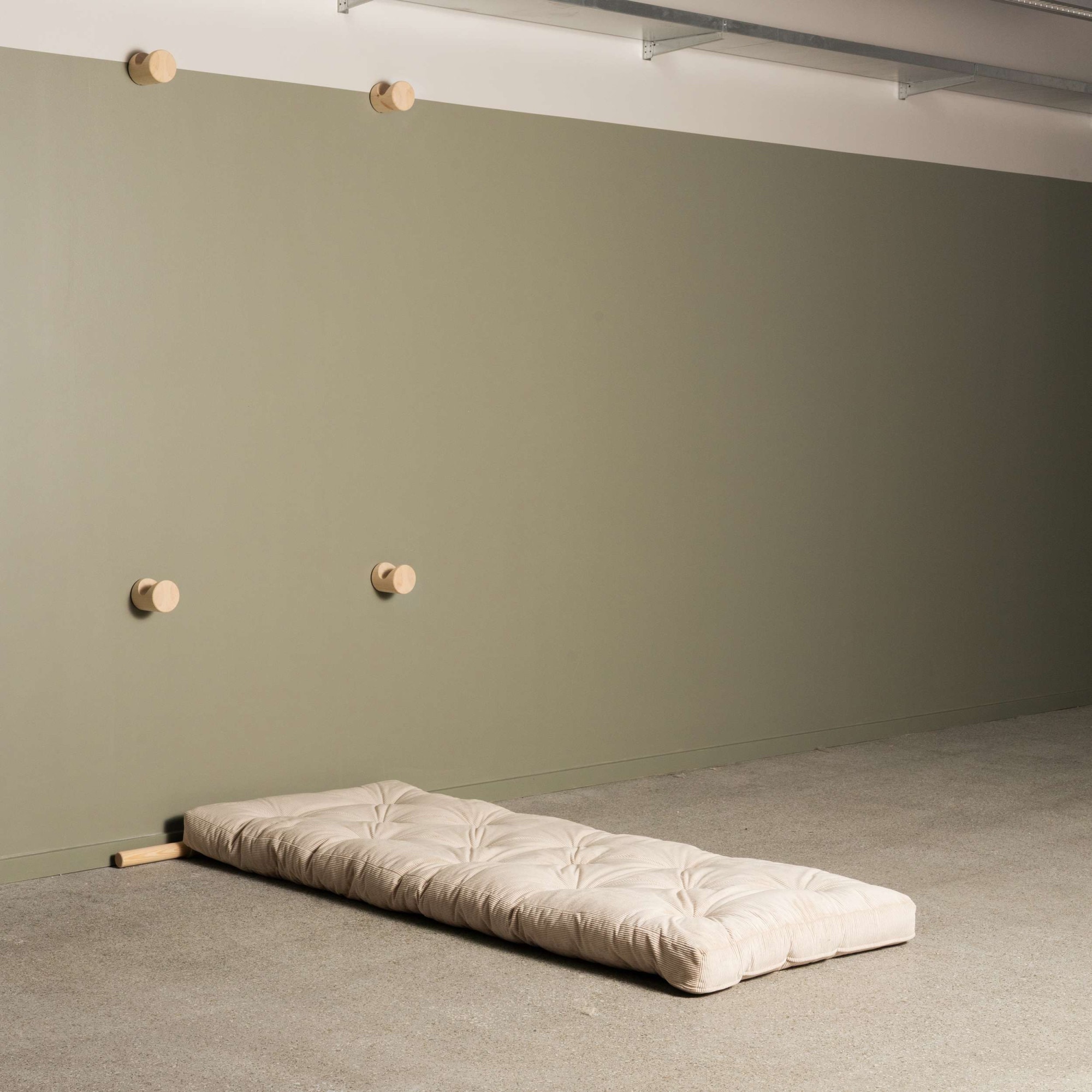 Karup Design Schlafsofa »Hooked Sofa Bed / Sleeper Chair – Sitz- oder Schlafplatz, platzsparend« Futonmatratze inkl. Halterungsset aus FSC®-zertifiziertem Massivholz