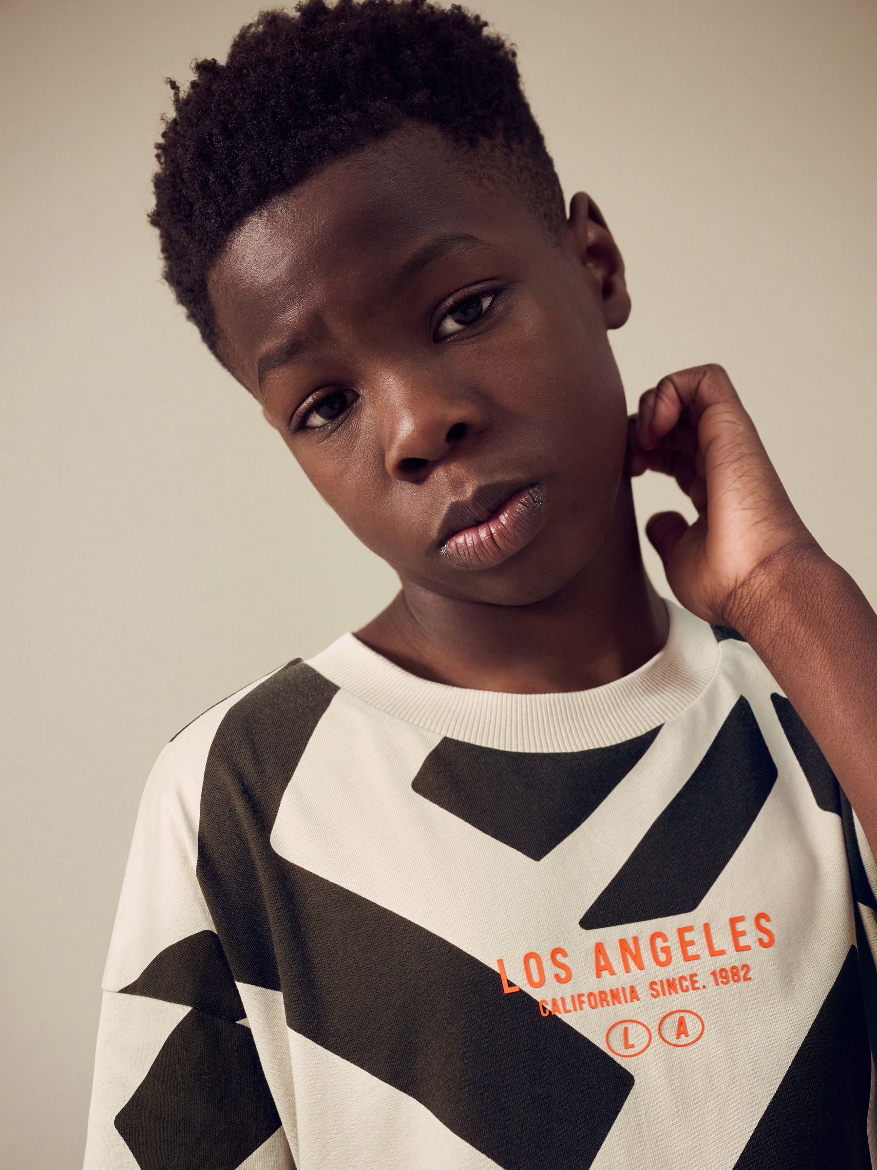 Ecru/antraciet - Ruimvallend T-shirt met korte mouwen en all-over print (3-16jr)