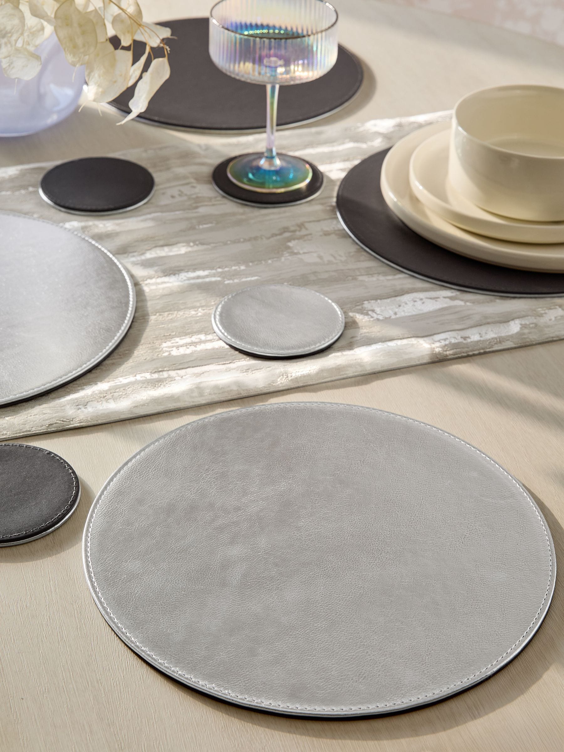 Set van 4 omkeerbare placemats en onderzetters van imitatieleer