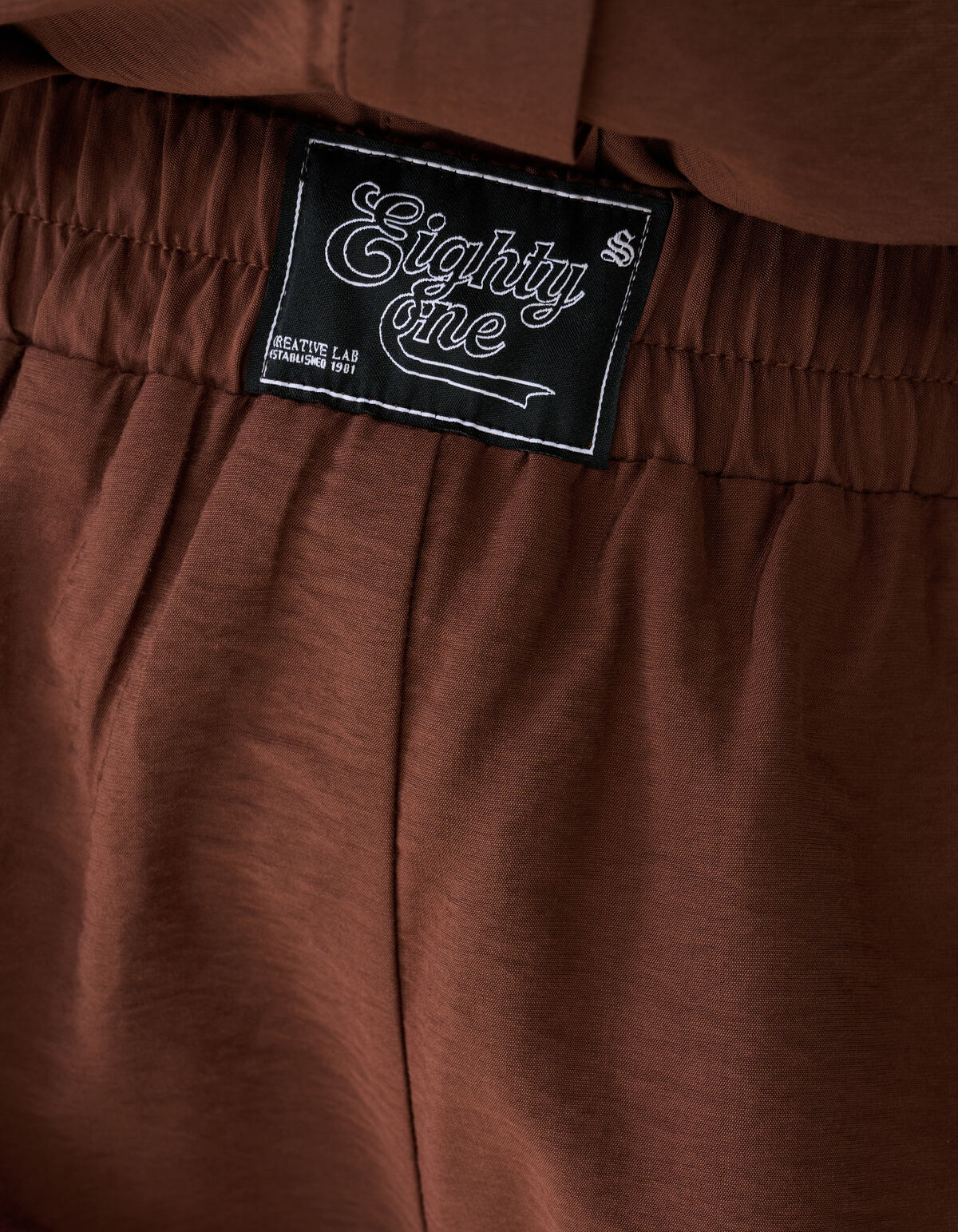 Kanten Label Short Bruin
