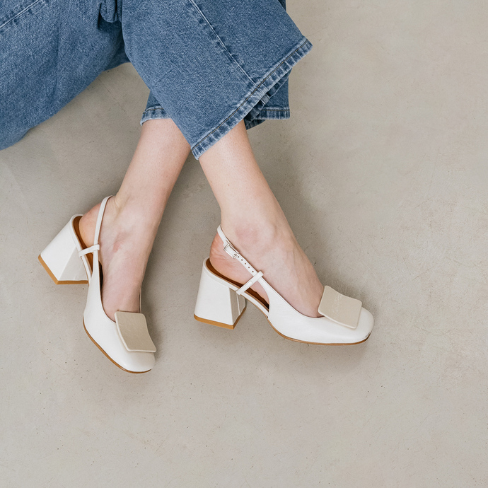 Escarpins slingback à bouts carrés  en vernis plissé écru