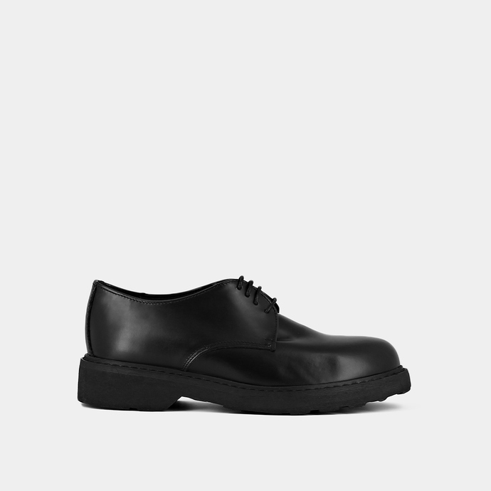 Derbies à lacets et semelles crantées  en cuir glacé noir