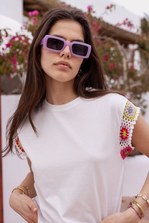 Witte top met multikleur crochet