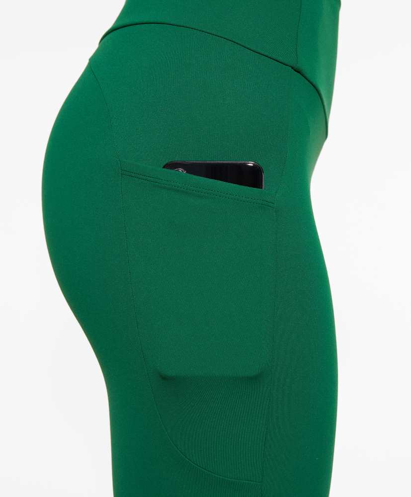Calças Comfortlux boca de sino com bolsos