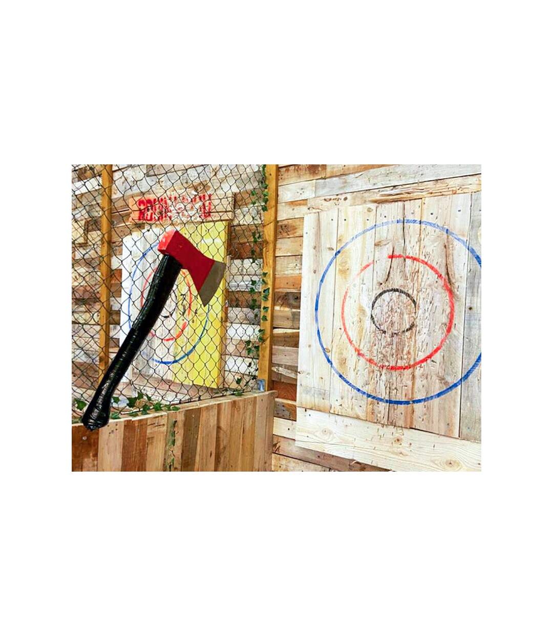 Session de lancer de haches d’1h près de Paris pour 2 - SMARTBOX - Coffret Cadeau Sport & Aventure
