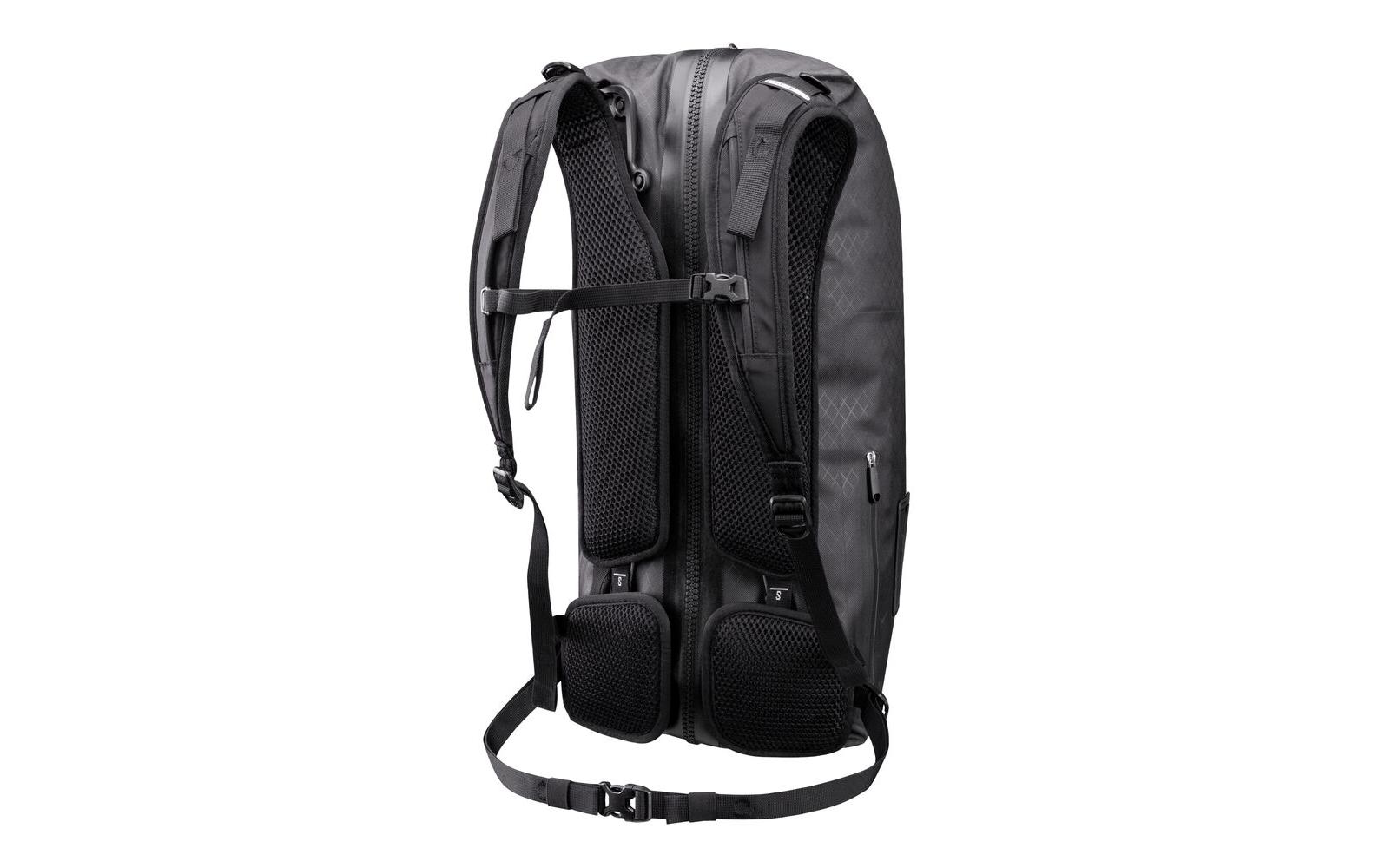 Duffle Bag Atrack Metrosphere 34L, Black embossed<br>Modischer Rucksack für Reise und Kurztrips