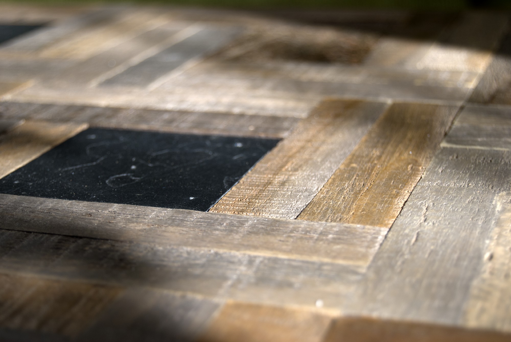 2er-Set Tisch 'Castone', aus recyceltem Teak, Naturstein und Eisen von fischer's lagerhaus