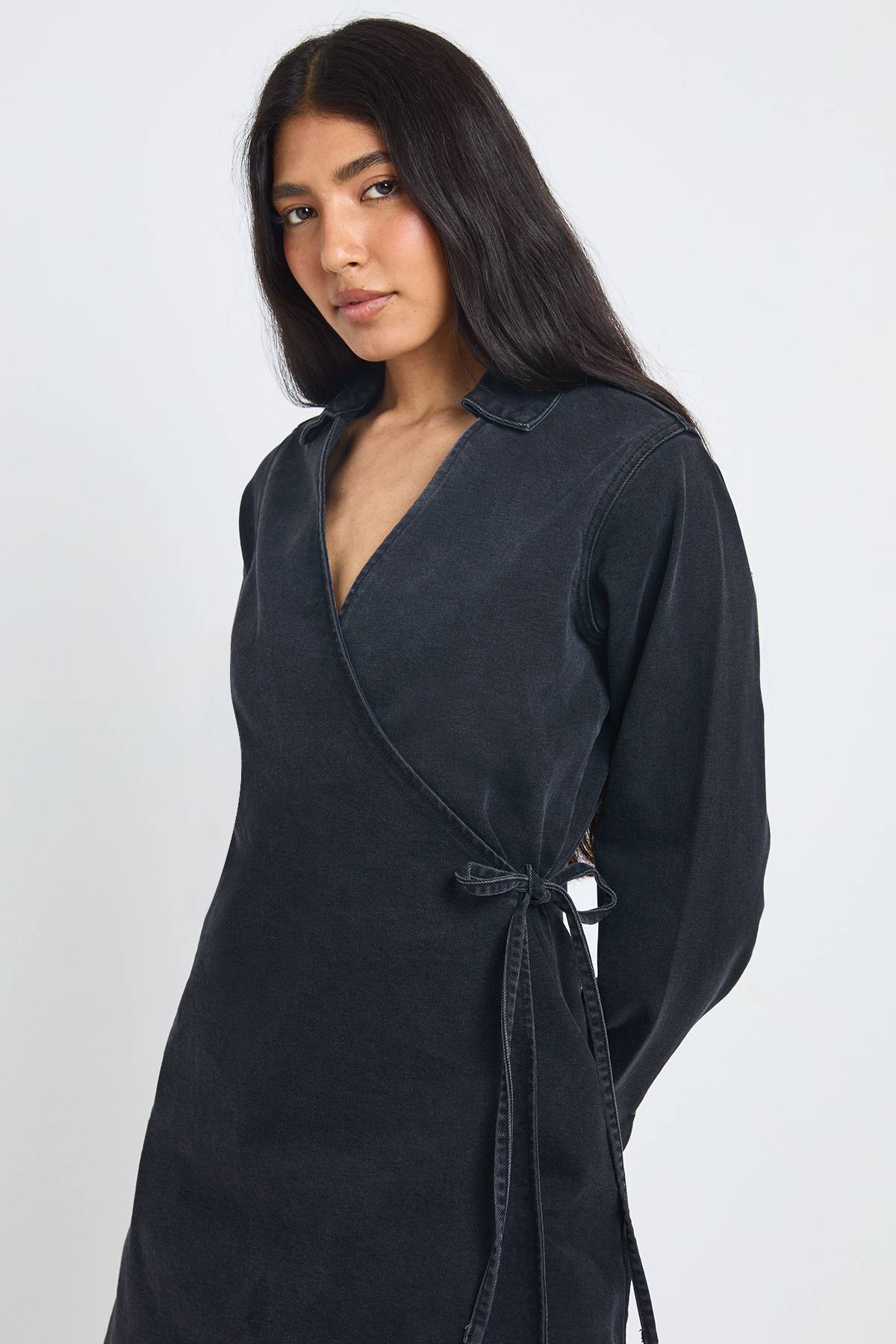 boohoo Robe En Jean Cache-cœur Pour Grandes Tailles
