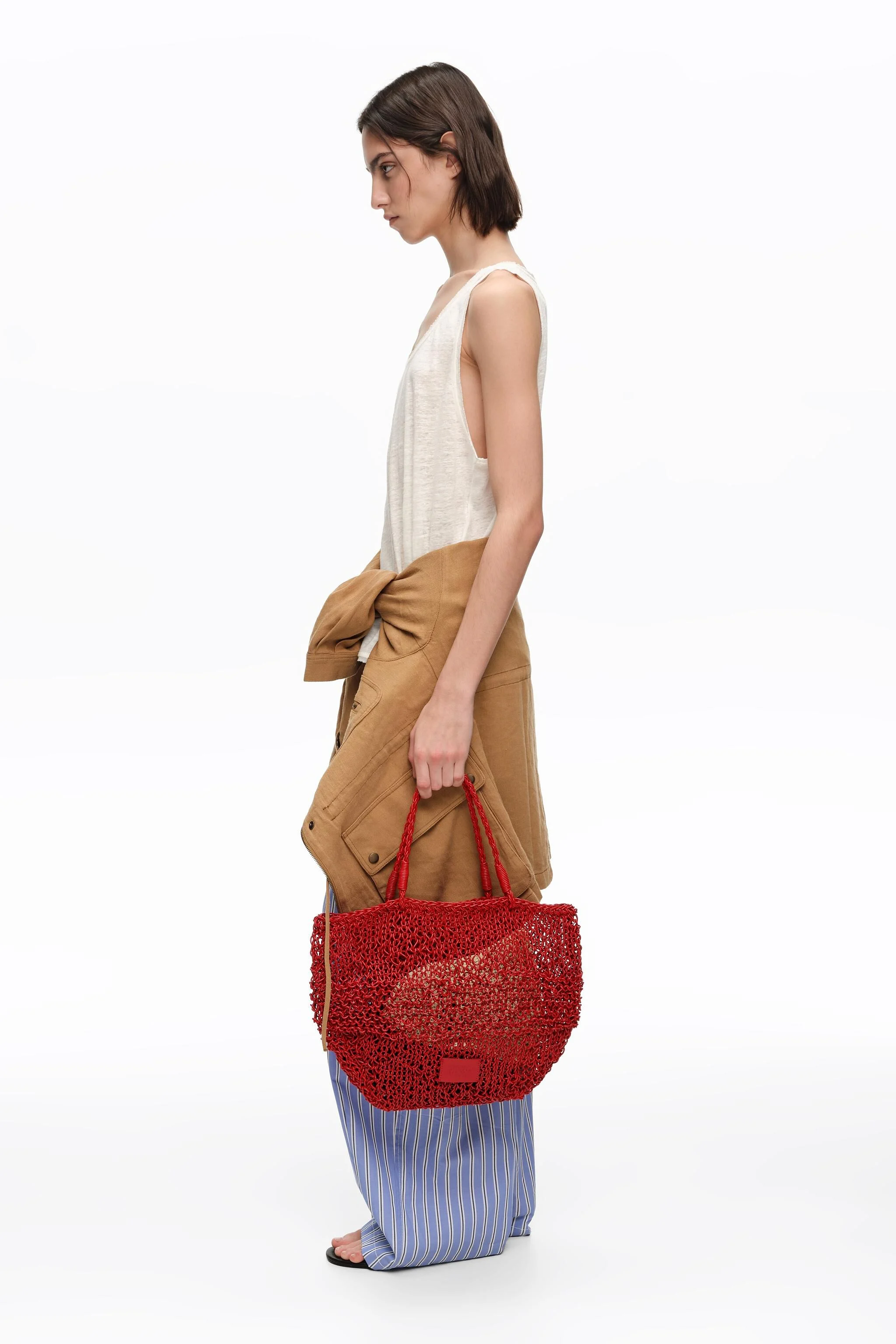 Bolsa de ombro média em couro trançado vermelho