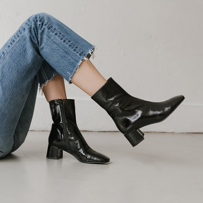 Bottines à bouts carrés et petits talons  en vernis plissé noir