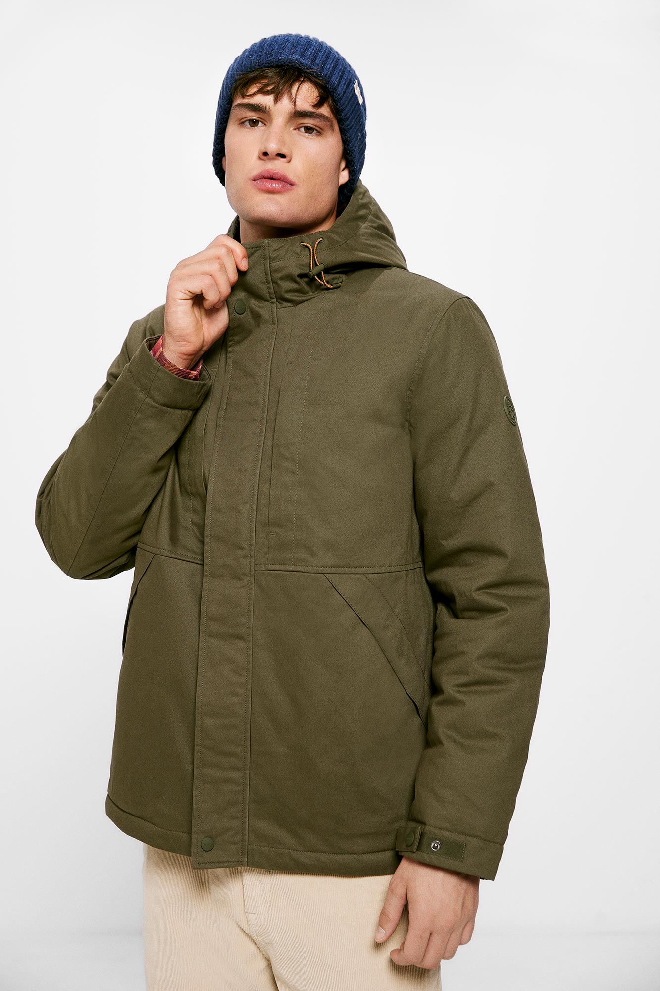 Parka curta acolchoada com capuz.