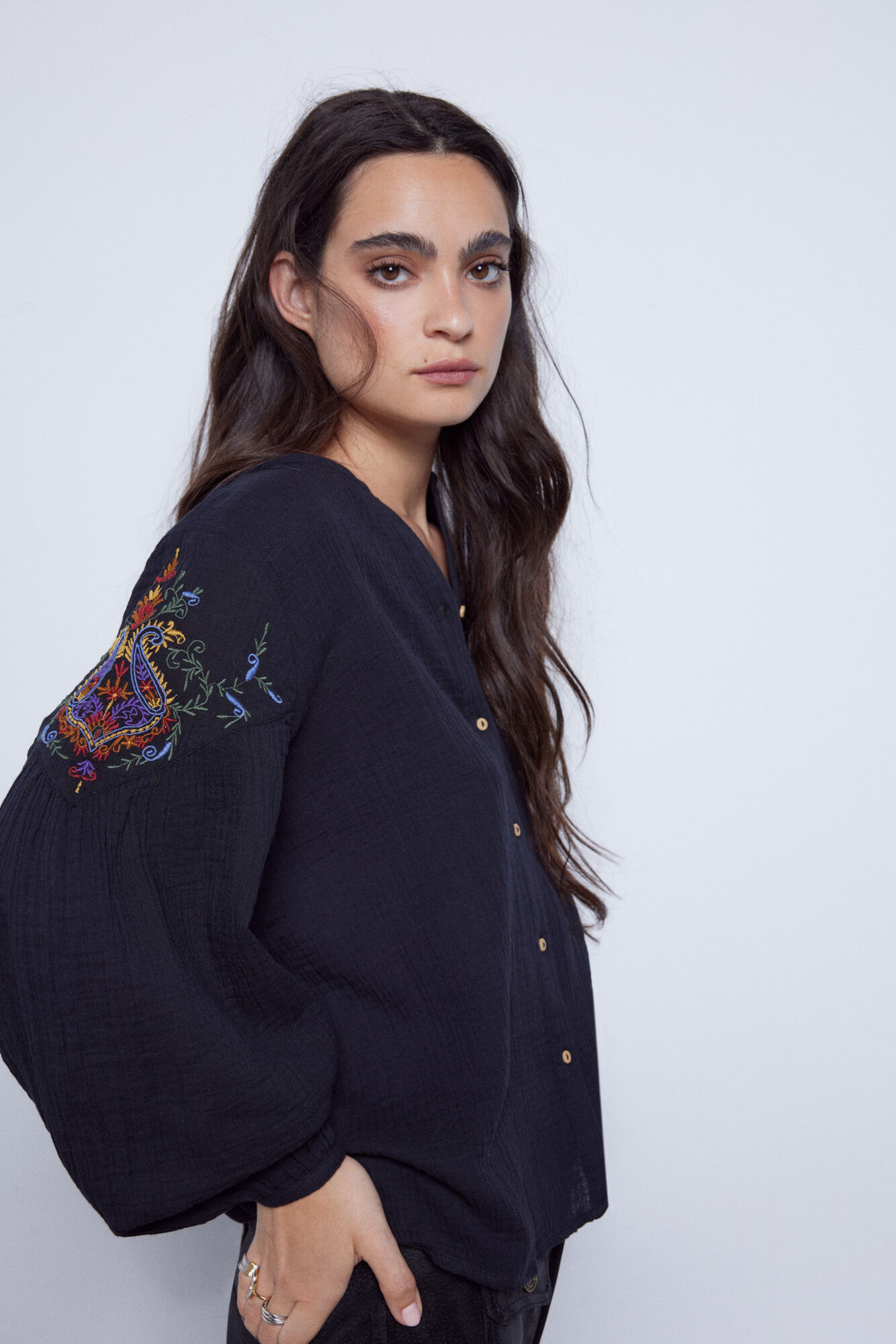 Blusa bordada com mangas compridas