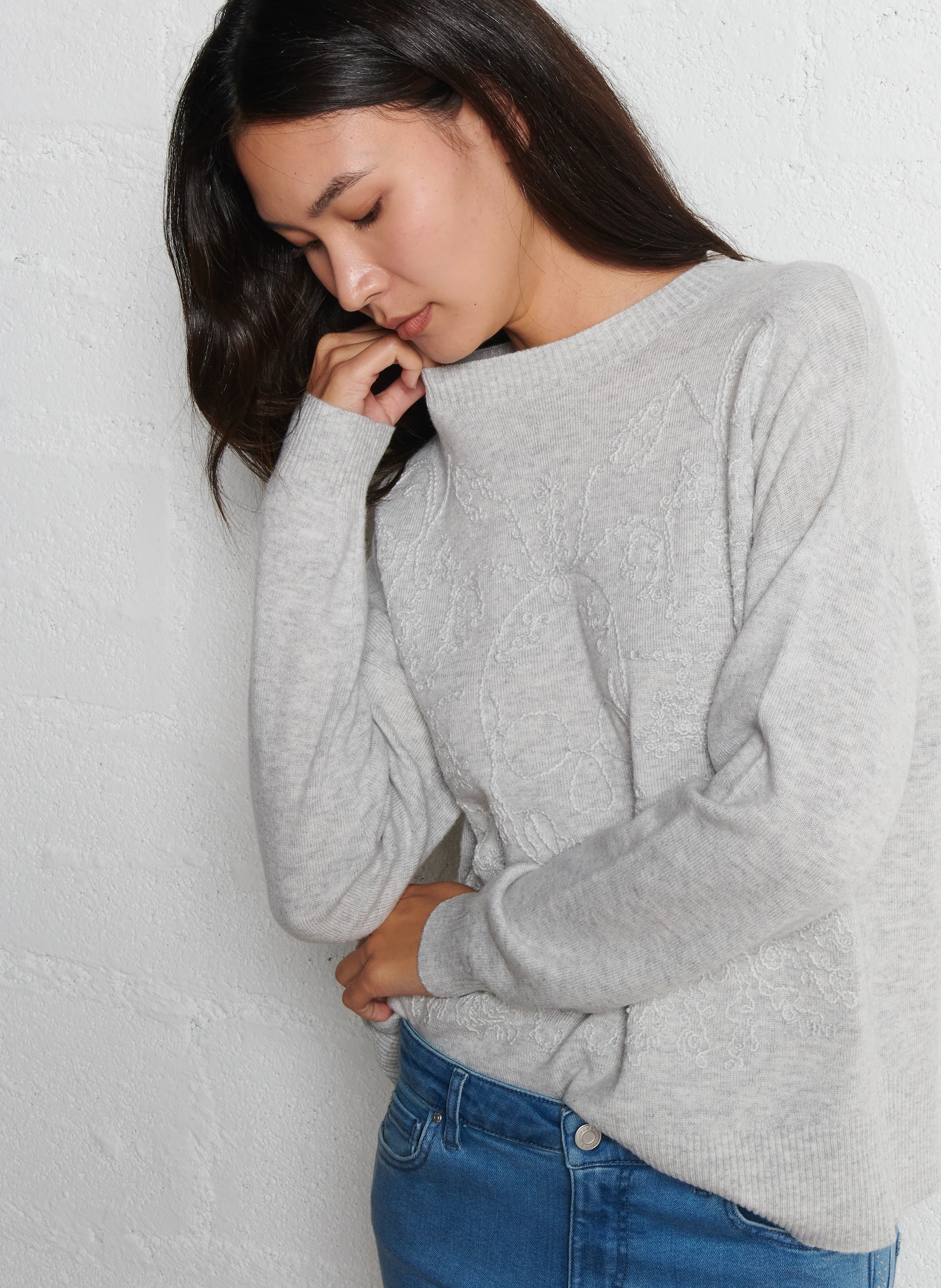 Pull droit col rond brodé en maille mélangée | Gris