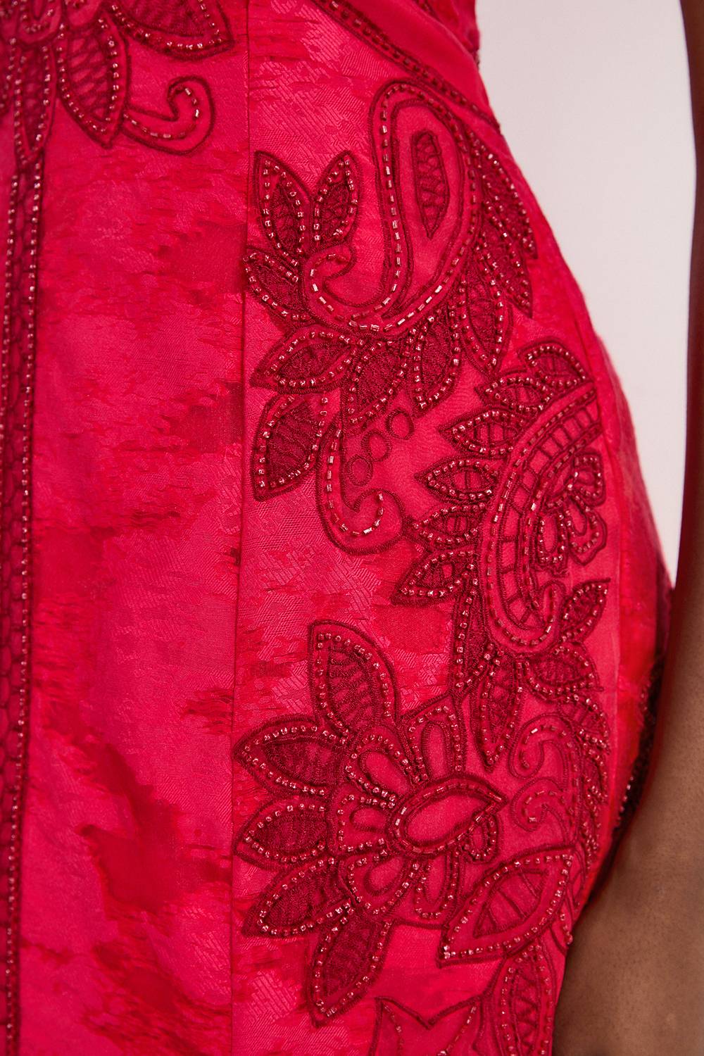 KarenMillen Robe maxi tissée à décolleté en V profond, ornée de motifs tropicaux Burnout
