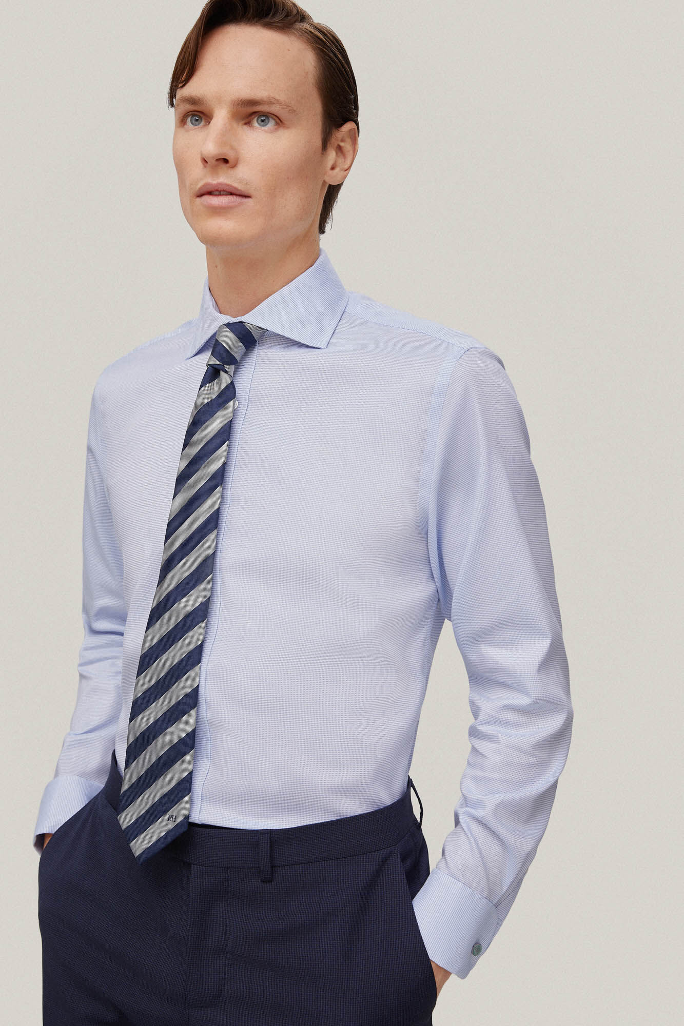 Camisa social Twin, estrutura lisa, não precisa passar e é resistente a manchas - Azul