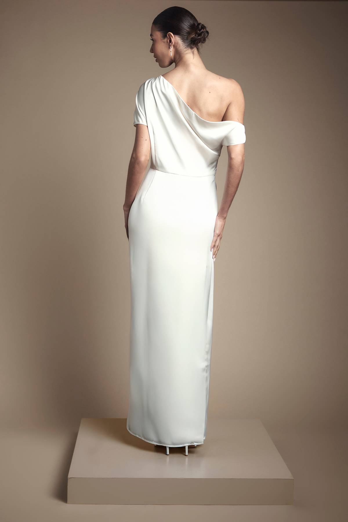 Coast Robe de Mariée Longue en Satin à Épaules Dénudées avec Détails Froncés
