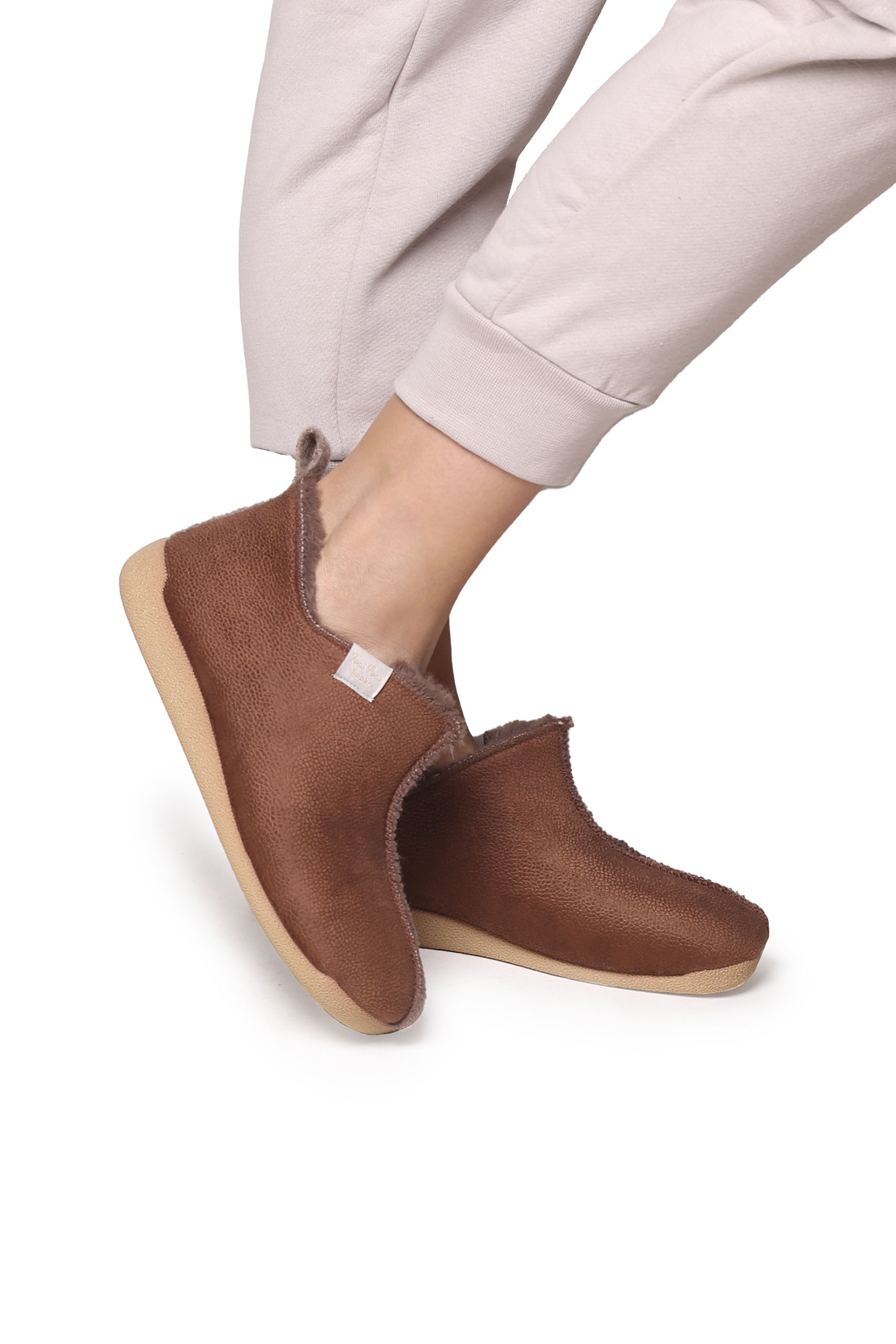 Bota feminina de cano curto em couro