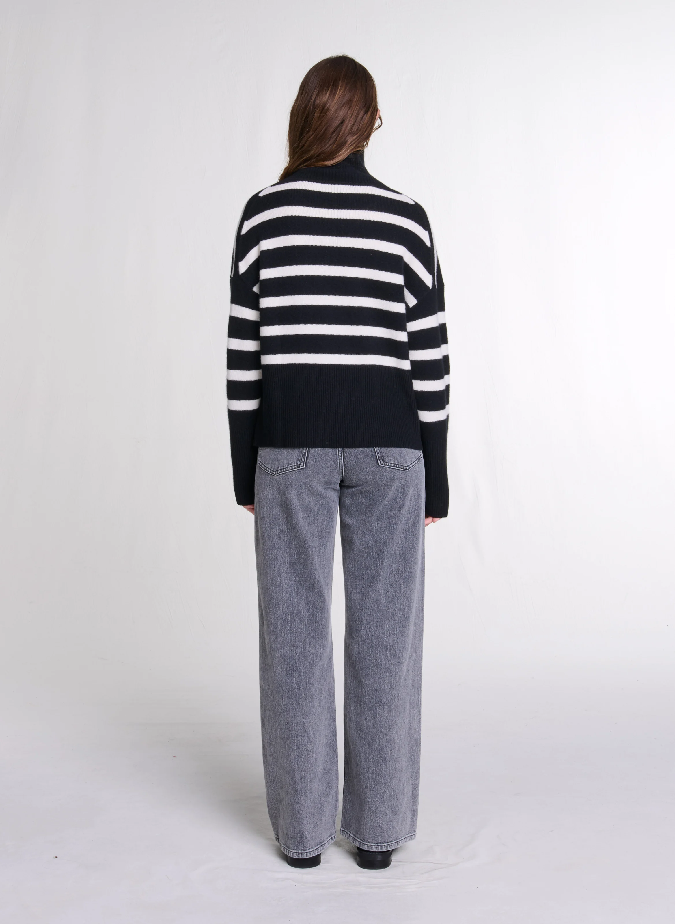 Pull droit en cachemire mélangé rayé | Noir