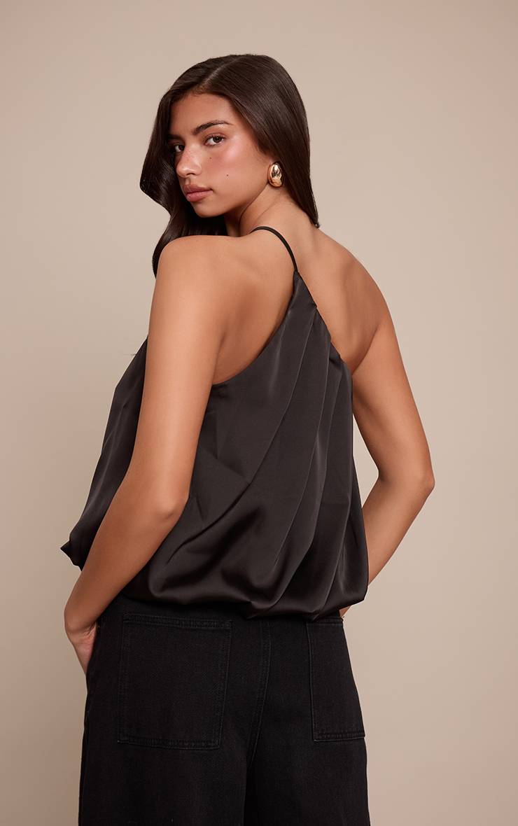 Noir Top En Satin À Épaule Dénudée Avec Détails Plissés Bouffants