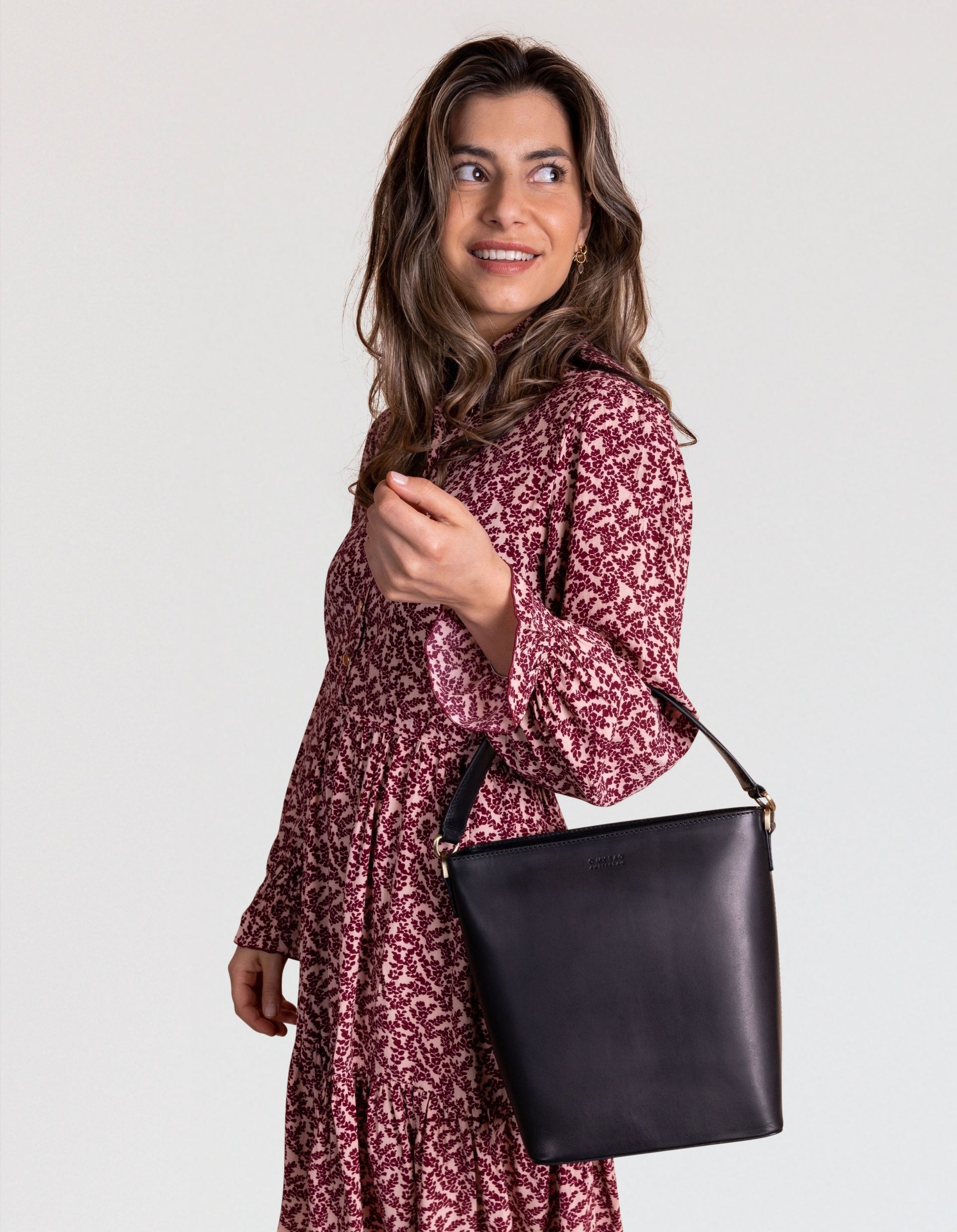 Bobbi Bucket Bag Maxi - Black Classic Leather