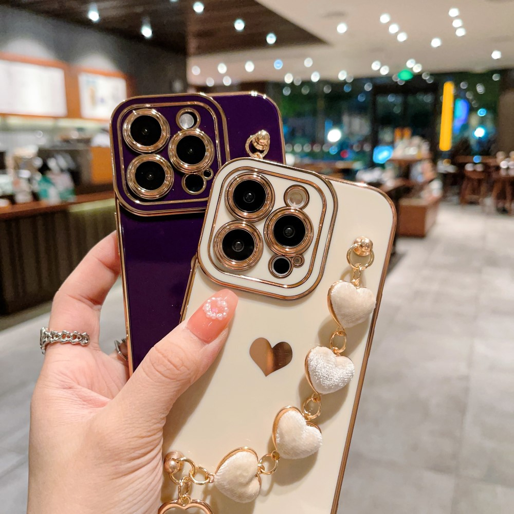 iPhone 14 Pro Max Gummi Hülle mit Plüsch Herz Kette Handschlaufe   Kameraschutz - Beige / Gold