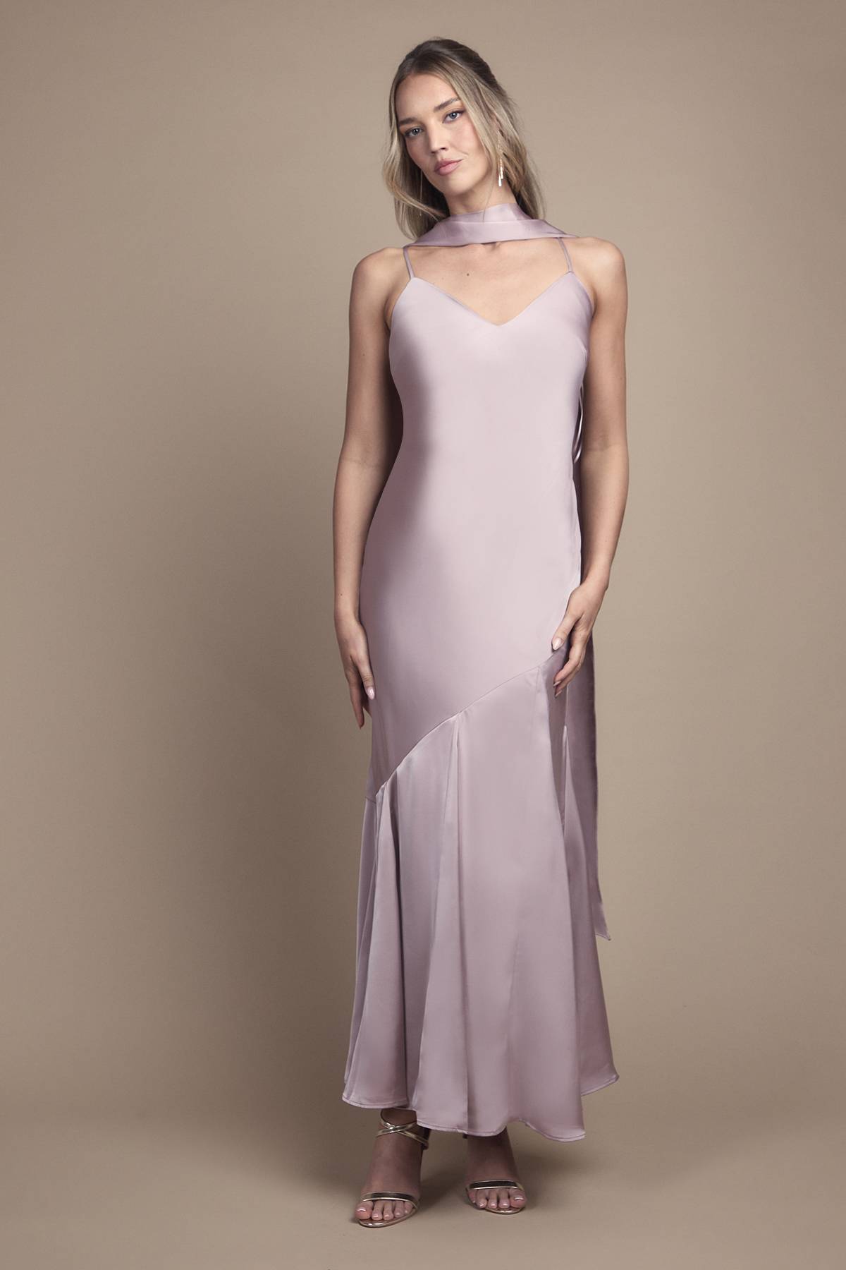 Oasis Robe Longue de Demoiselle d'Honneur à Bretelles avec Détail Foulard en Satin
