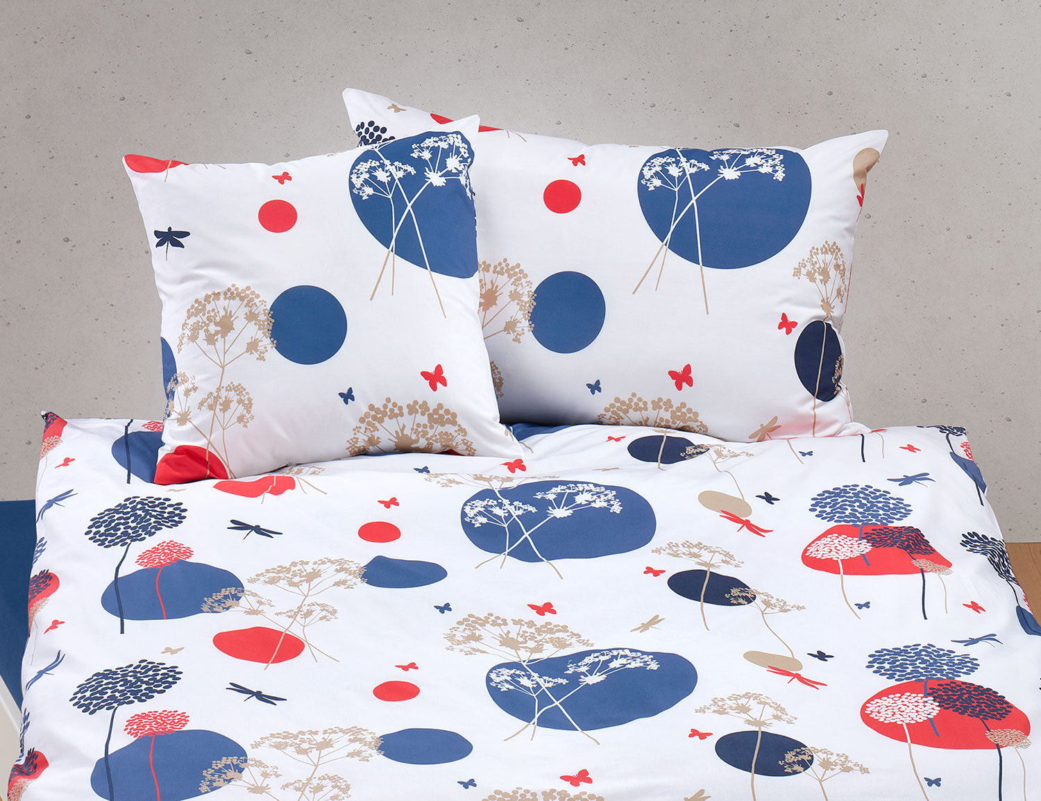 Bettwäsche mit bunten Kreisen und floralem Print