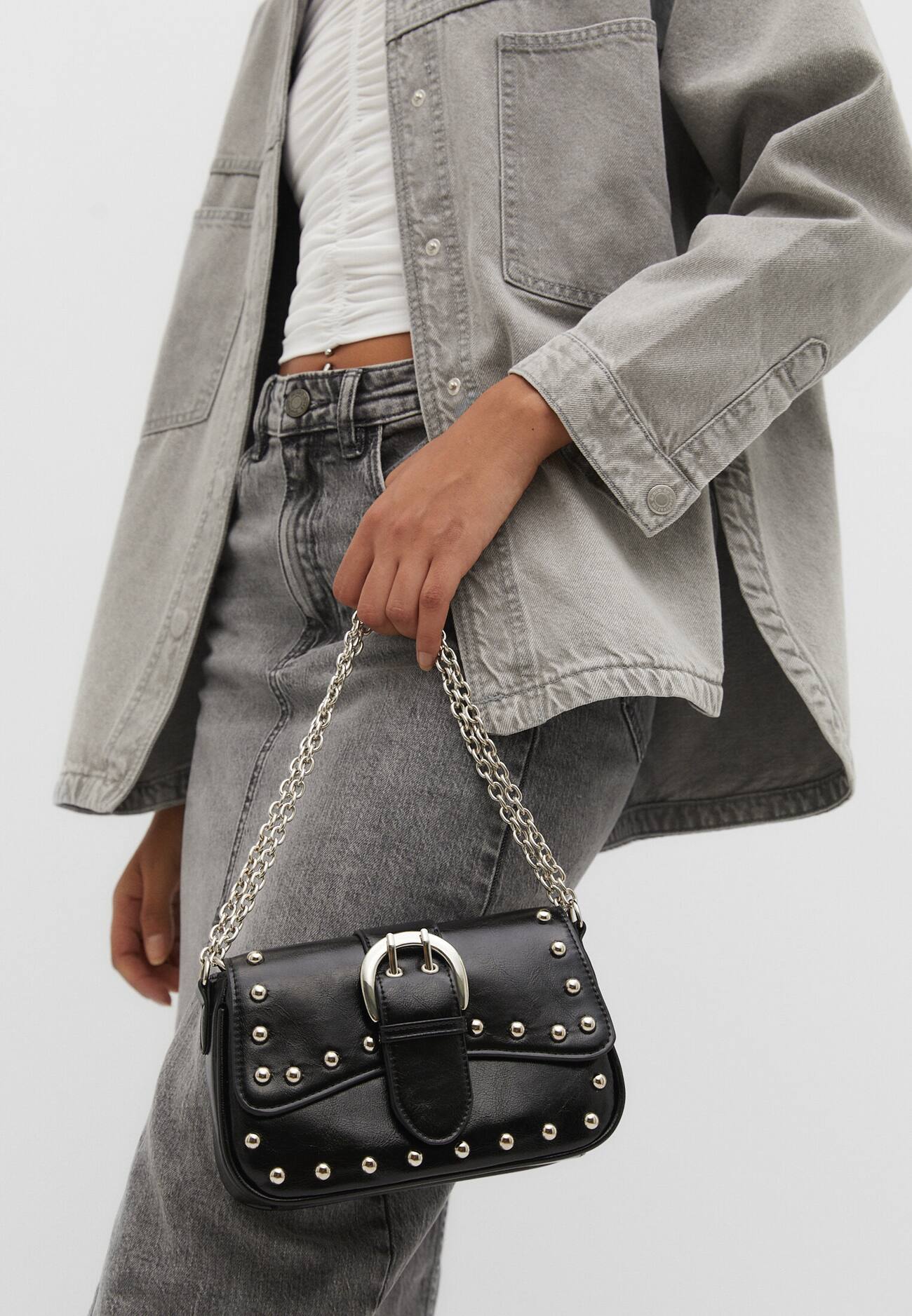Bolsa transversal com tachas