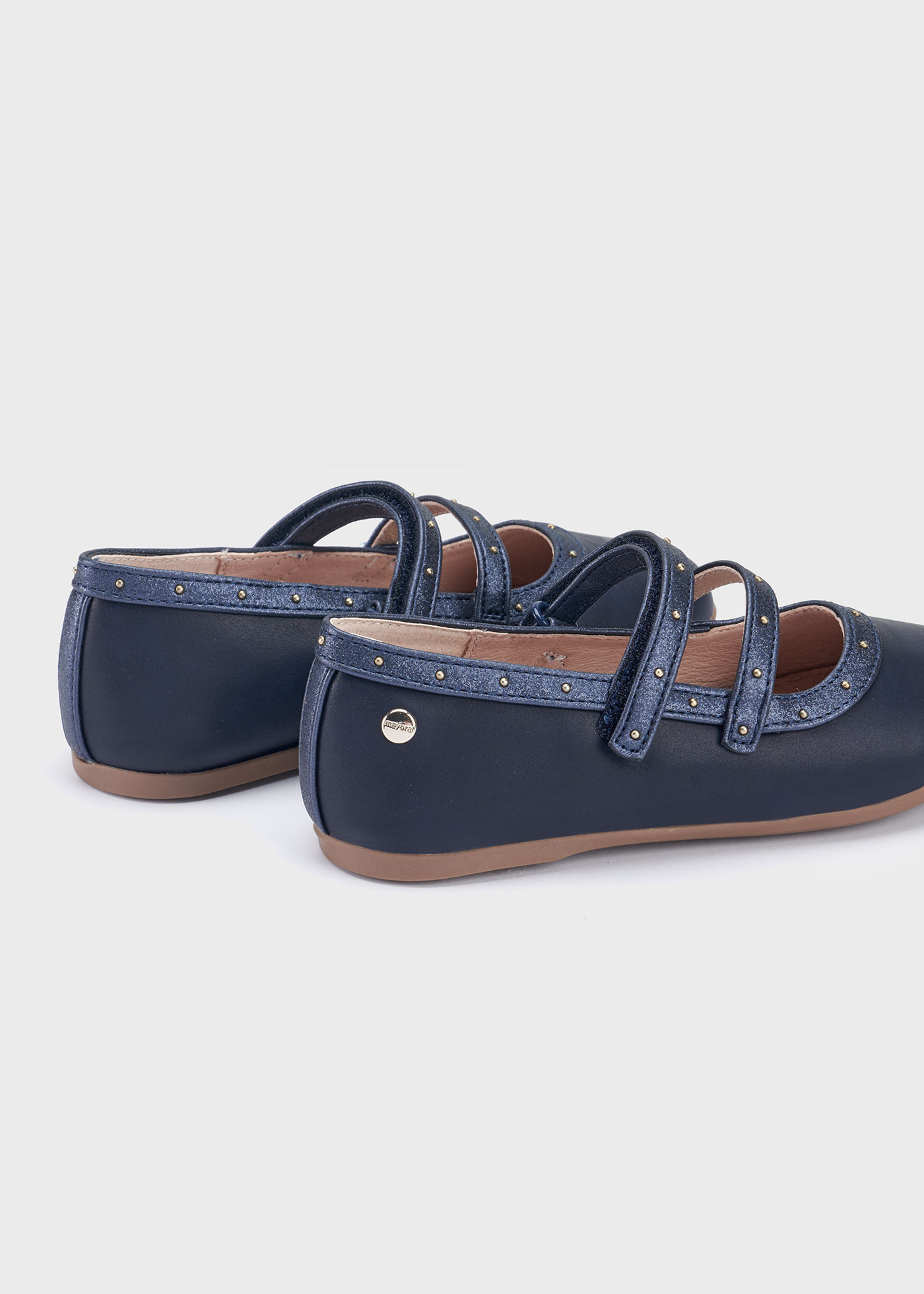 Sapato estilo Mary Jane com palmilha cravejada, em couro sustentável, para meninas.