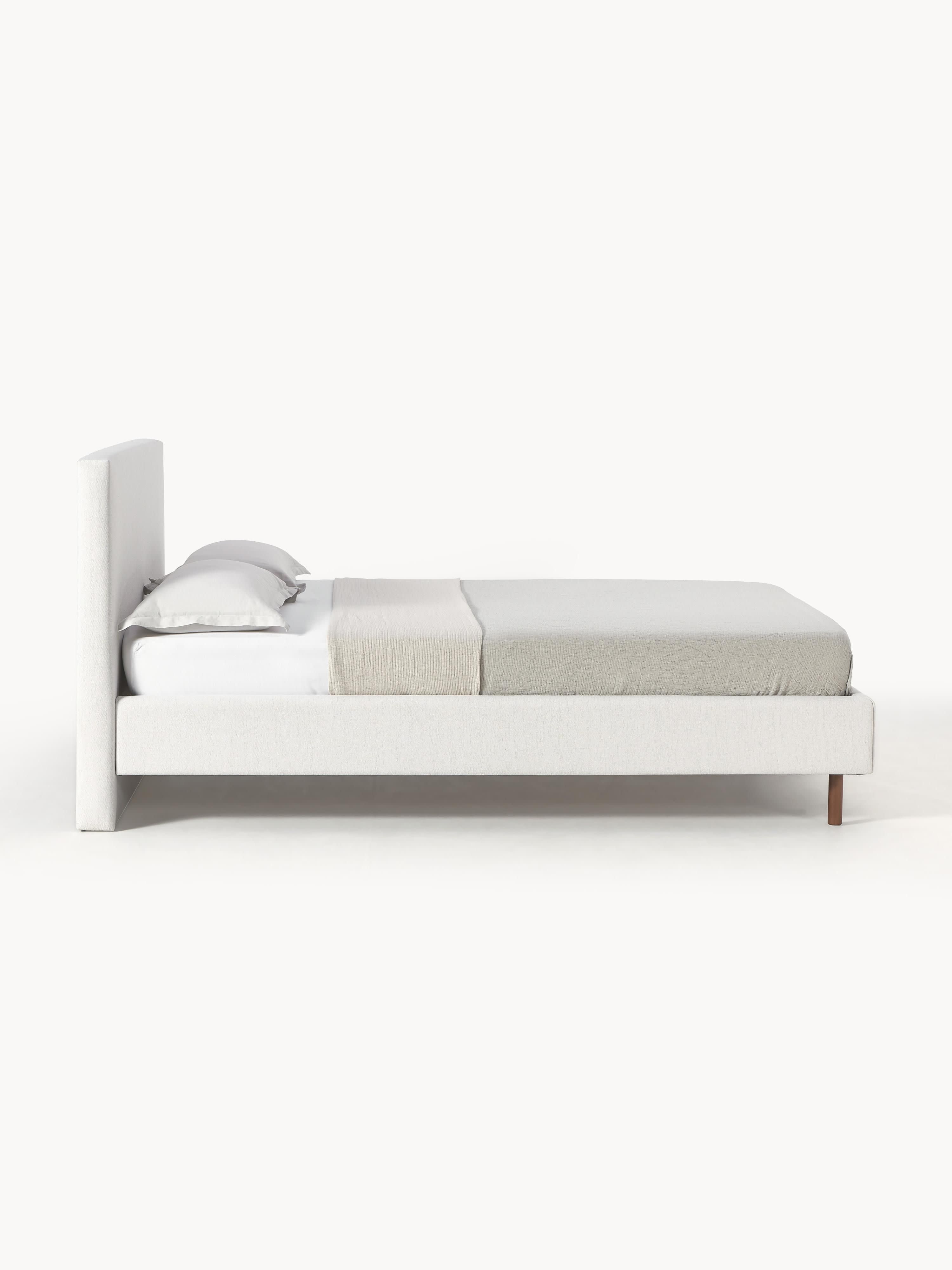 Gestoffeerd bed Giulia met houten poten