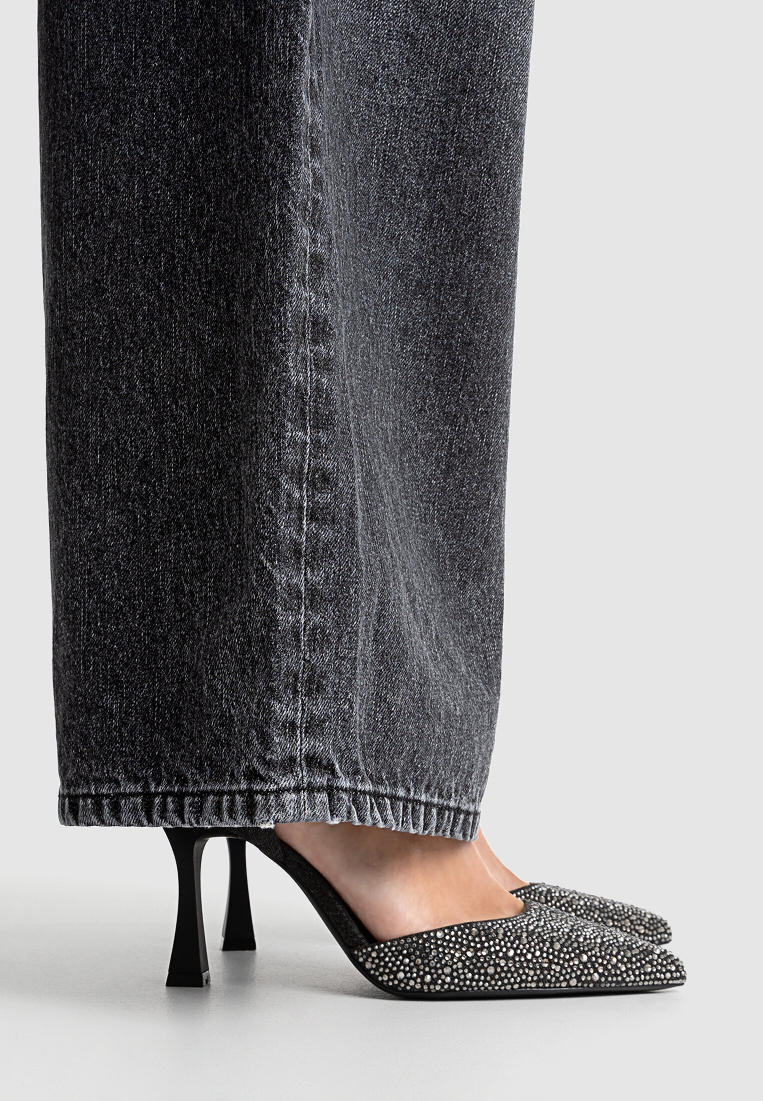 Sapatos de salto alto em jeans com strass