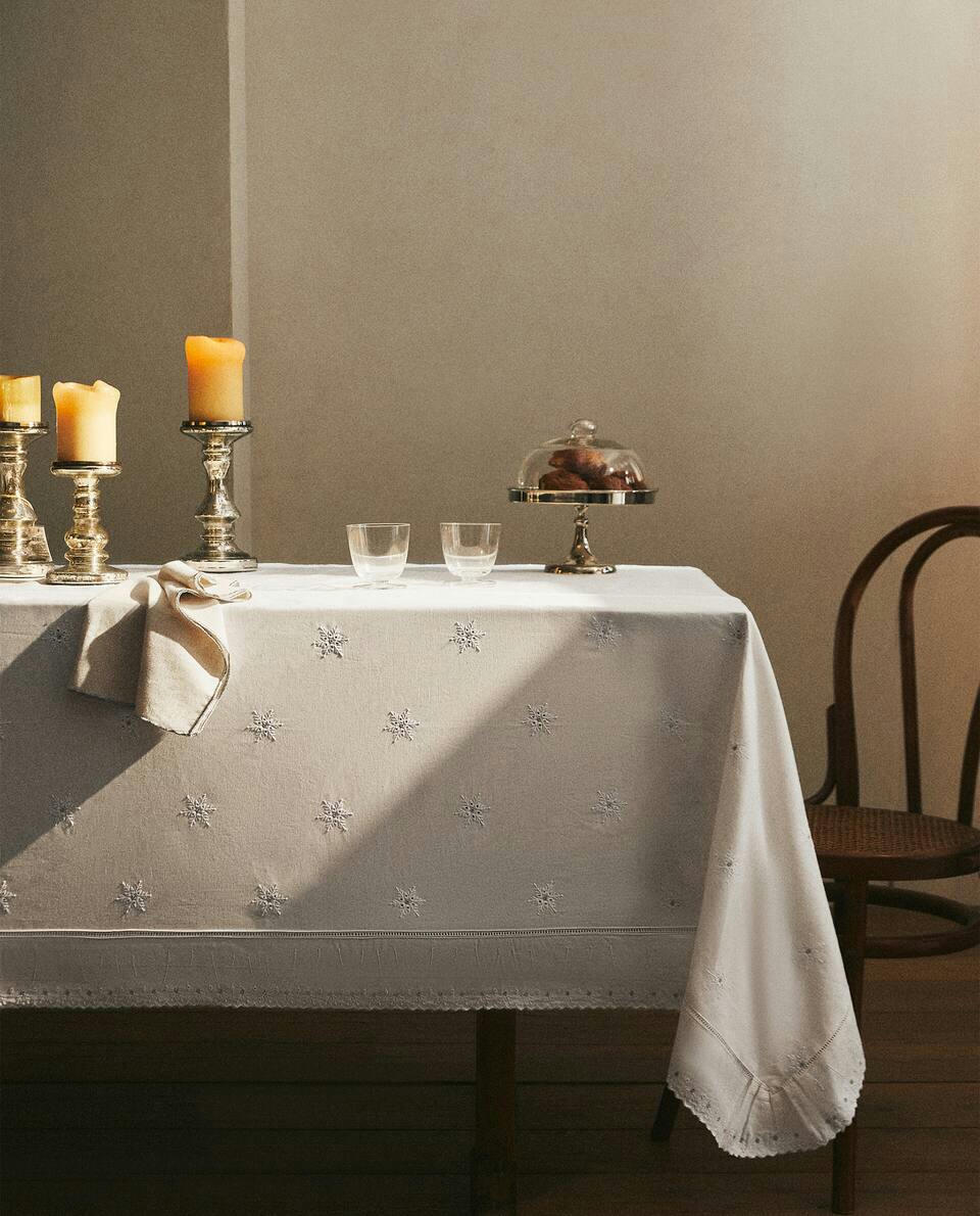 Toalha de mesa de Natal em algodão bordado com babados.