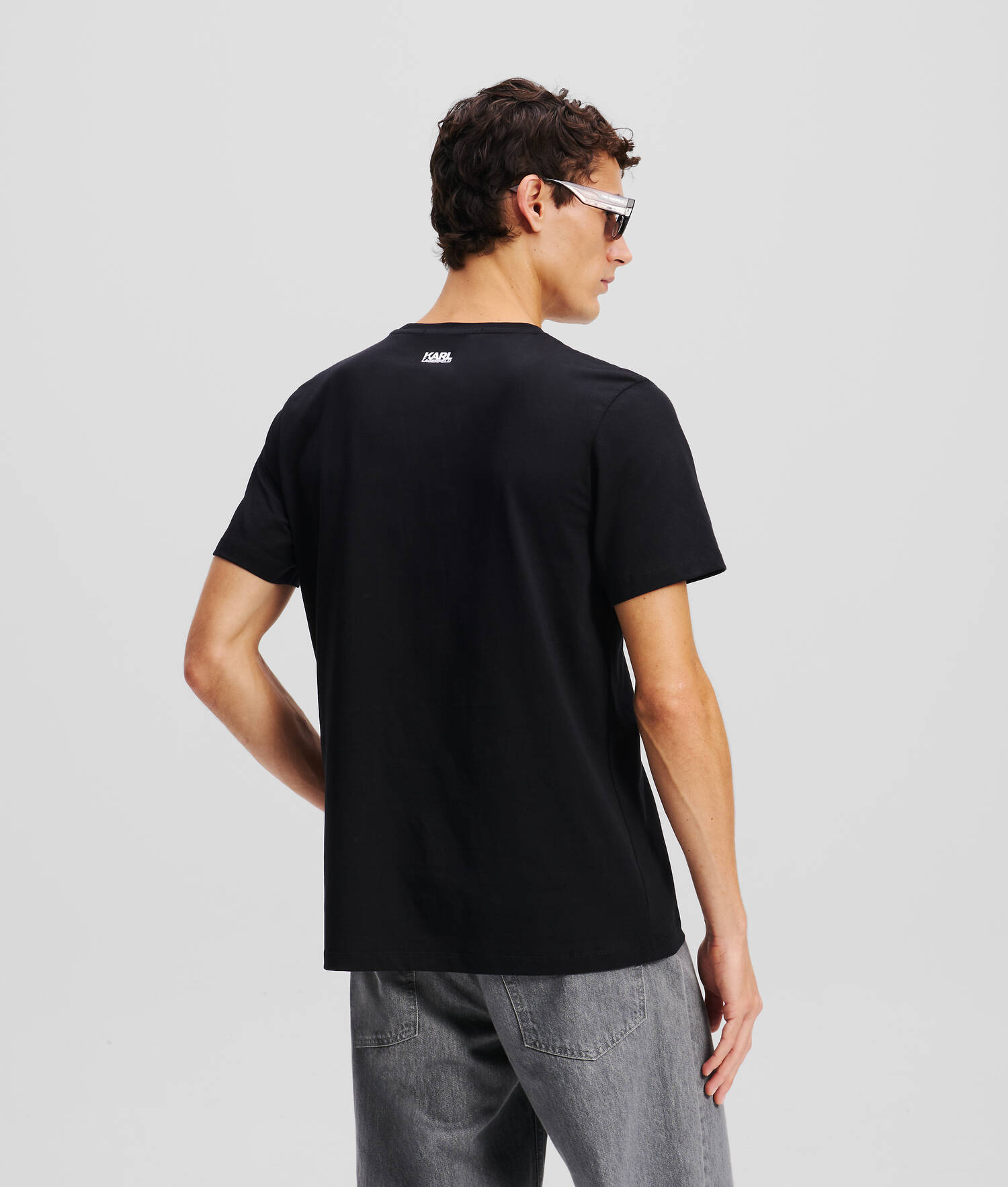 T-SHIRT AVEC ÉCUSSON EN CAOUTCHOUC