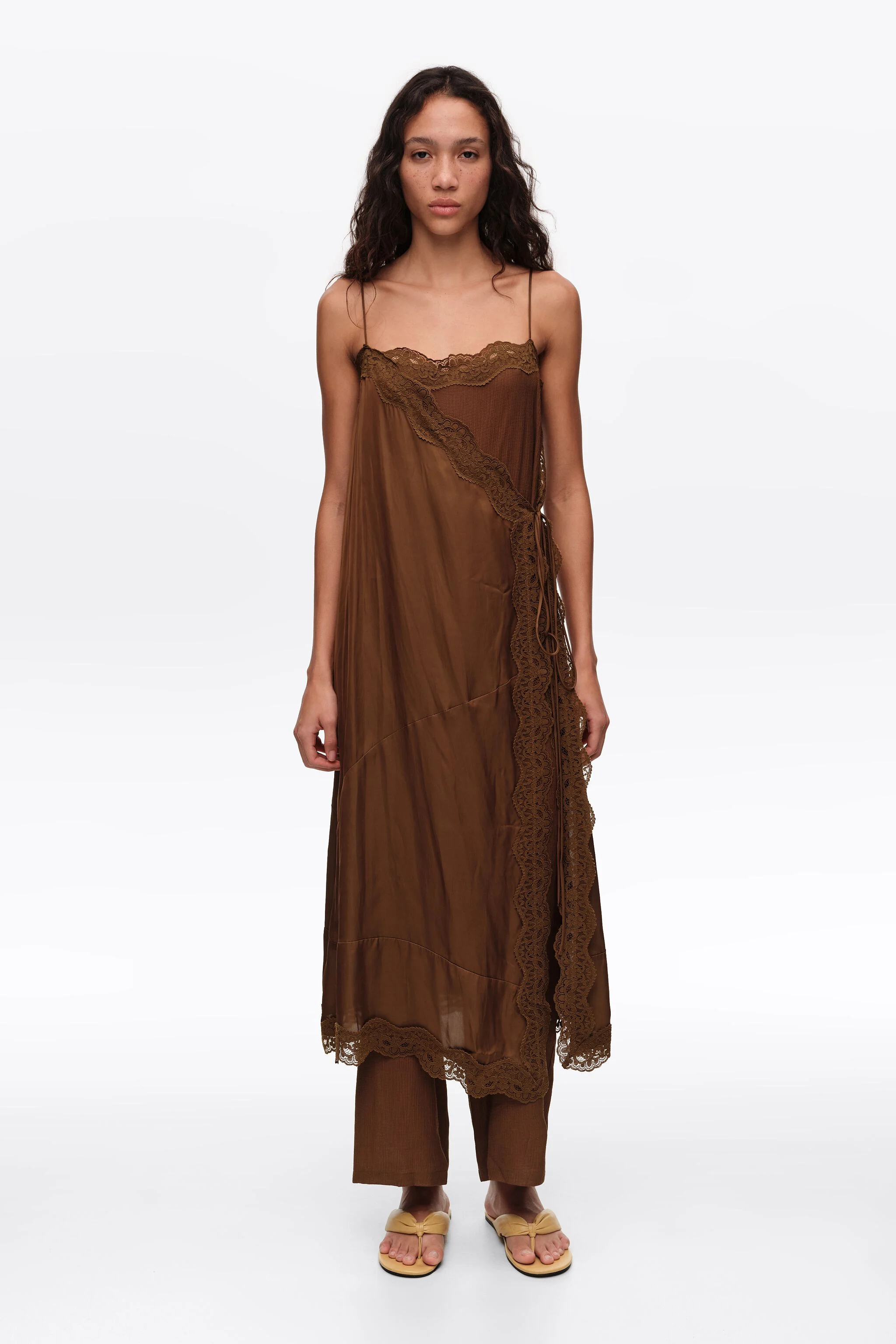 Conjunto híbrido de saia e calça de renda verde-oliva escuro