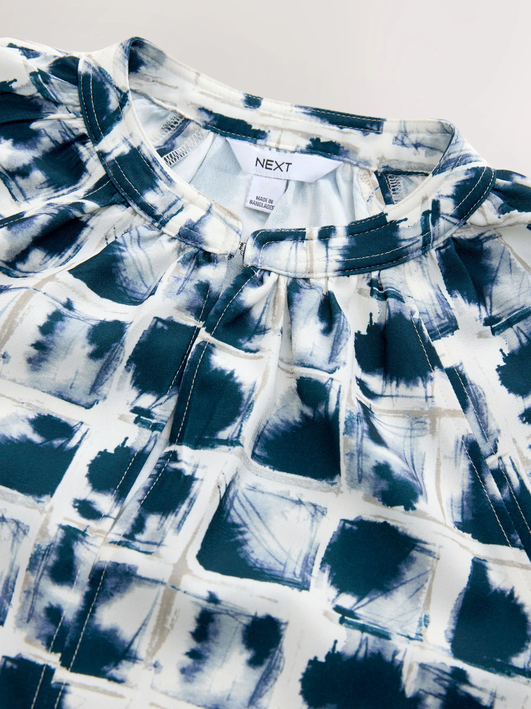 Ecru/marineblauw rasterprint - Blouse met V-hals en lange mouwen