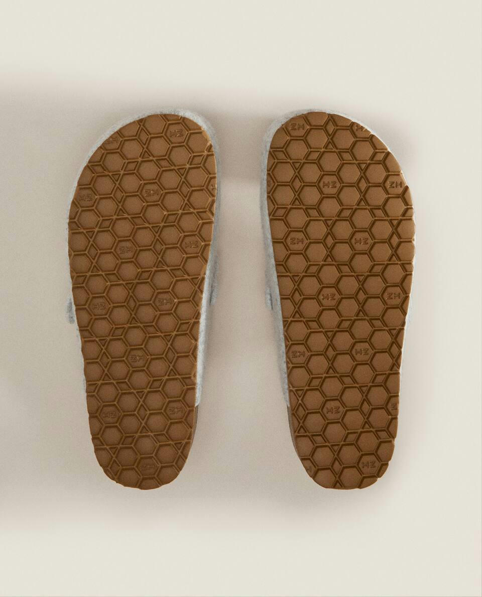 Chinelo Mule de feltro com fivela revestida