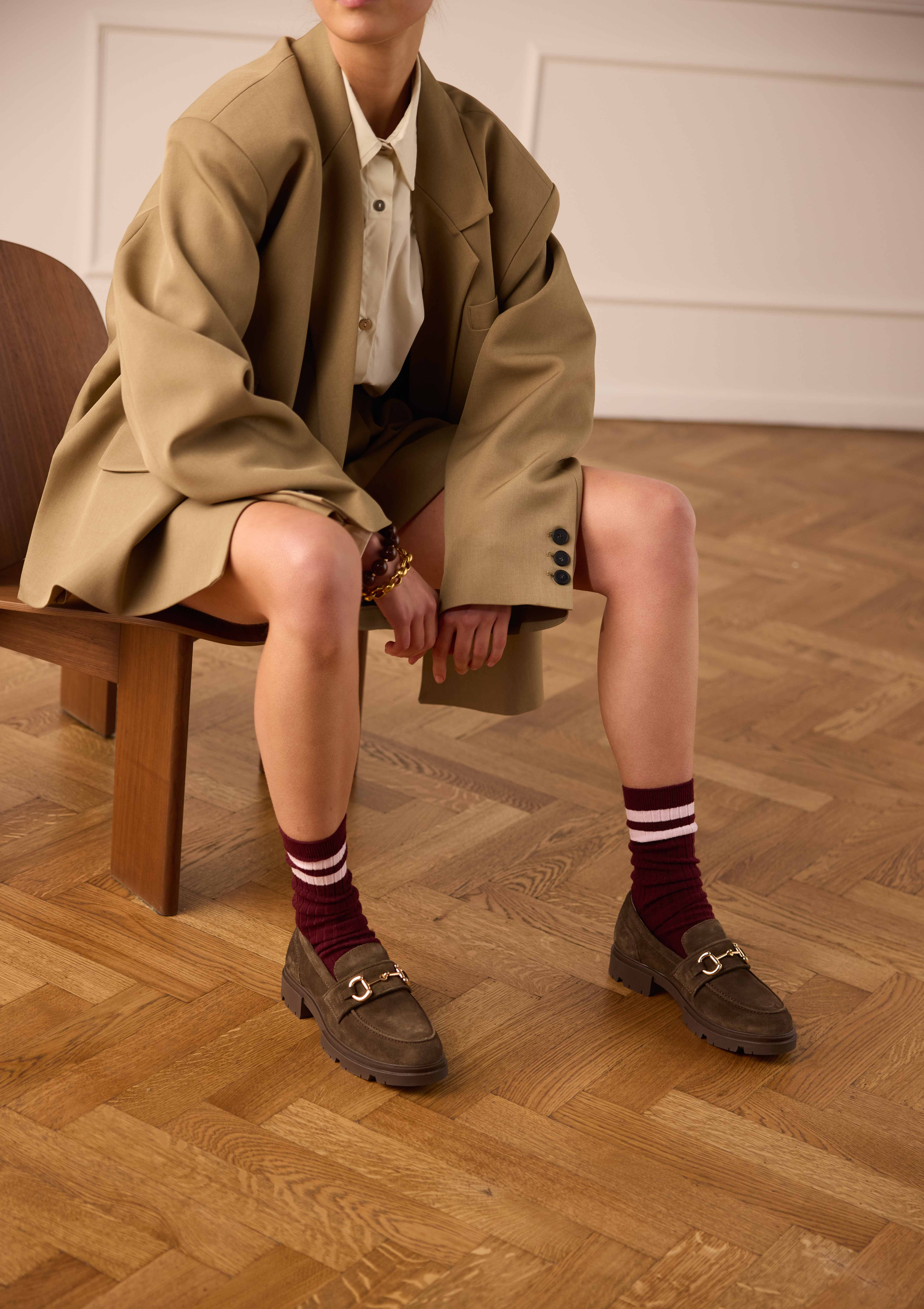 Bruine suède loafers met goudkleurig detail