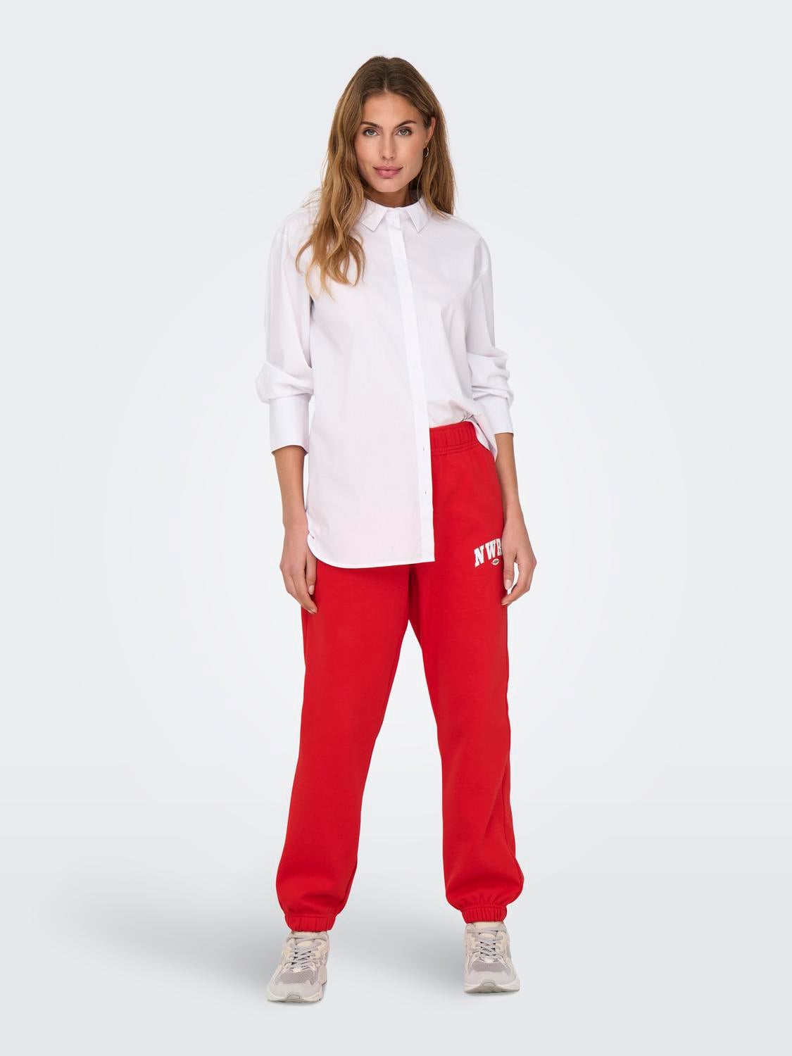 ONLDEBORAH Mittlere Taille Normal geschnitten Jogginghose Mars Red