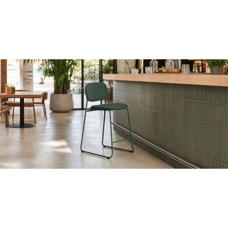 Tabouret empilable Meli en chenille verte et pieds en métal vert FSC Mix Credit 65 cm