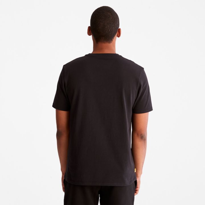 Camiseta masculina preta com estampa de vento, água, terra e céu.
