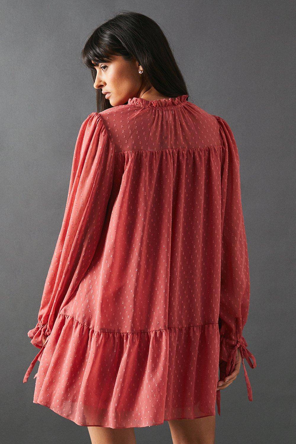 Warehouse Robe Smock Mini à Ourlet Tombant en Mousseline Dobby avec Col Noué