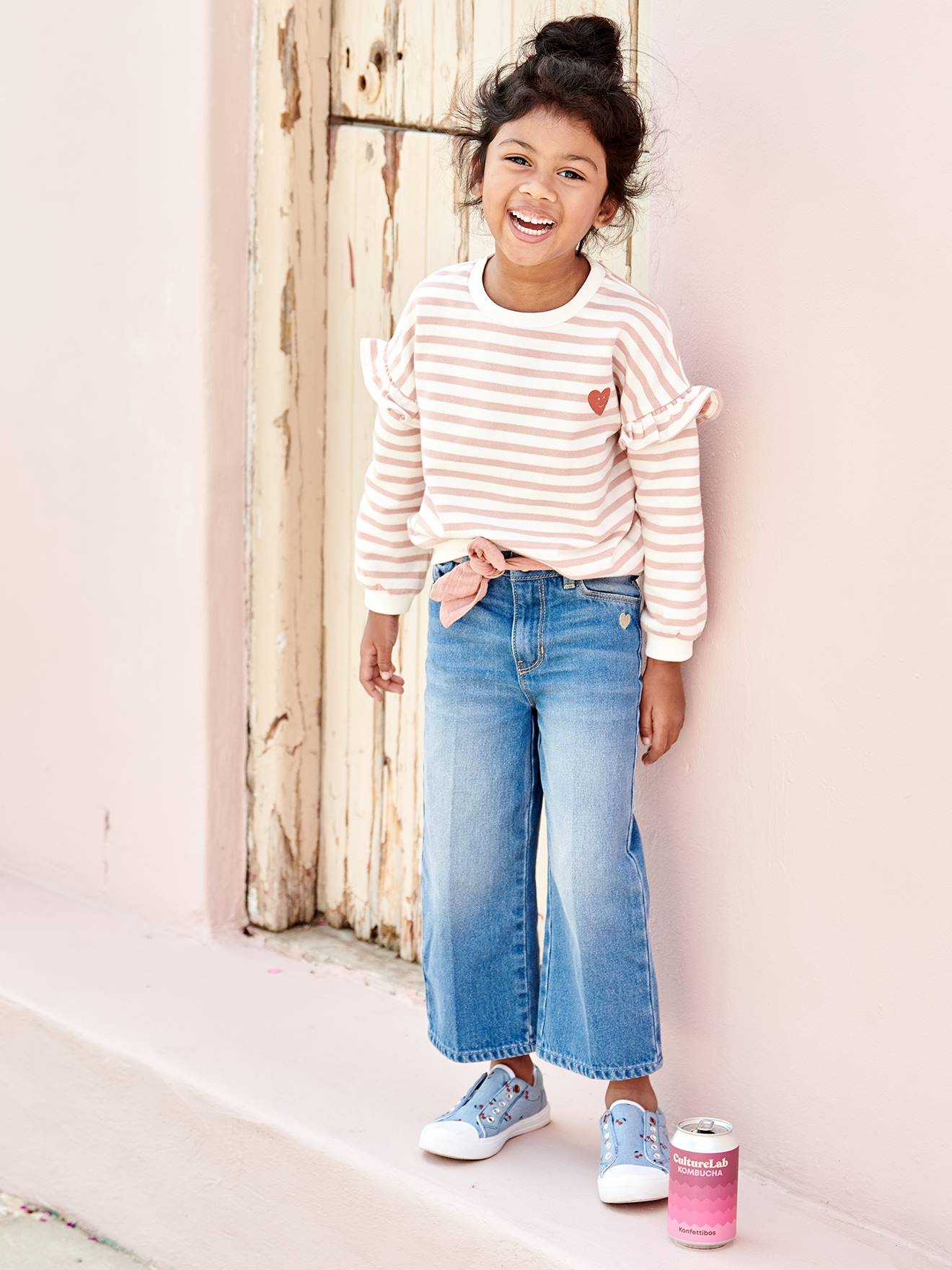 Calça jeans de pernas largas até o tornozelo com cinto de chiffon de algodão para uma mulher de estatura alta.