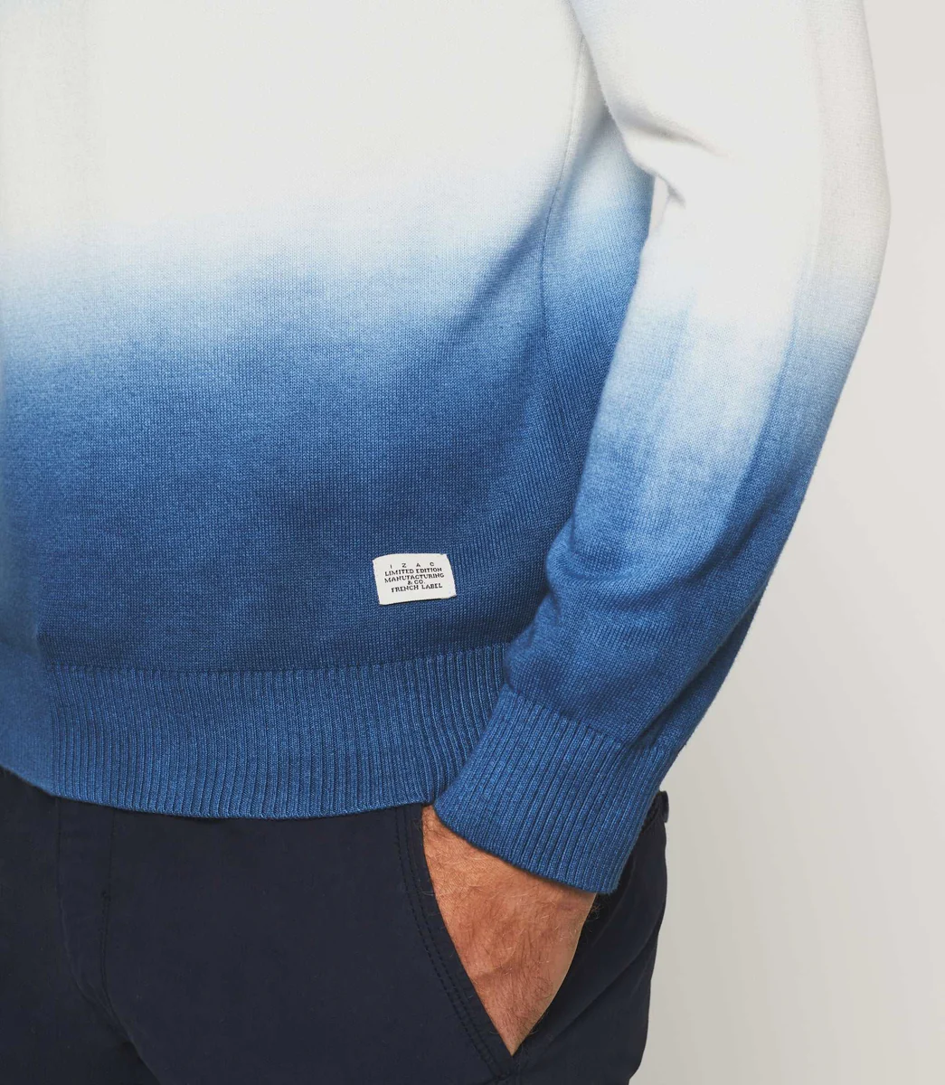 Pull col rond dégradé bleu ciel 