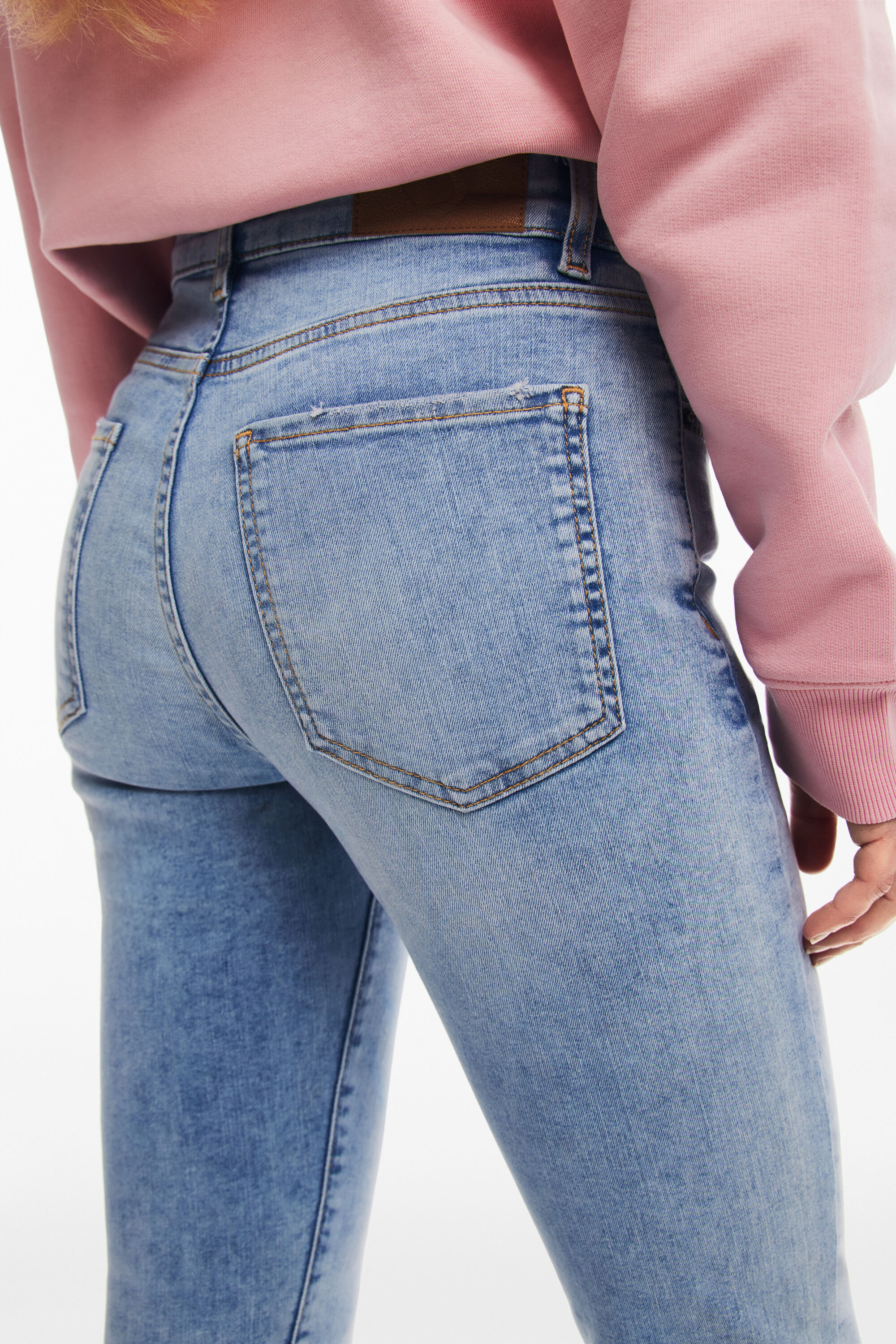 calça jeans rosa